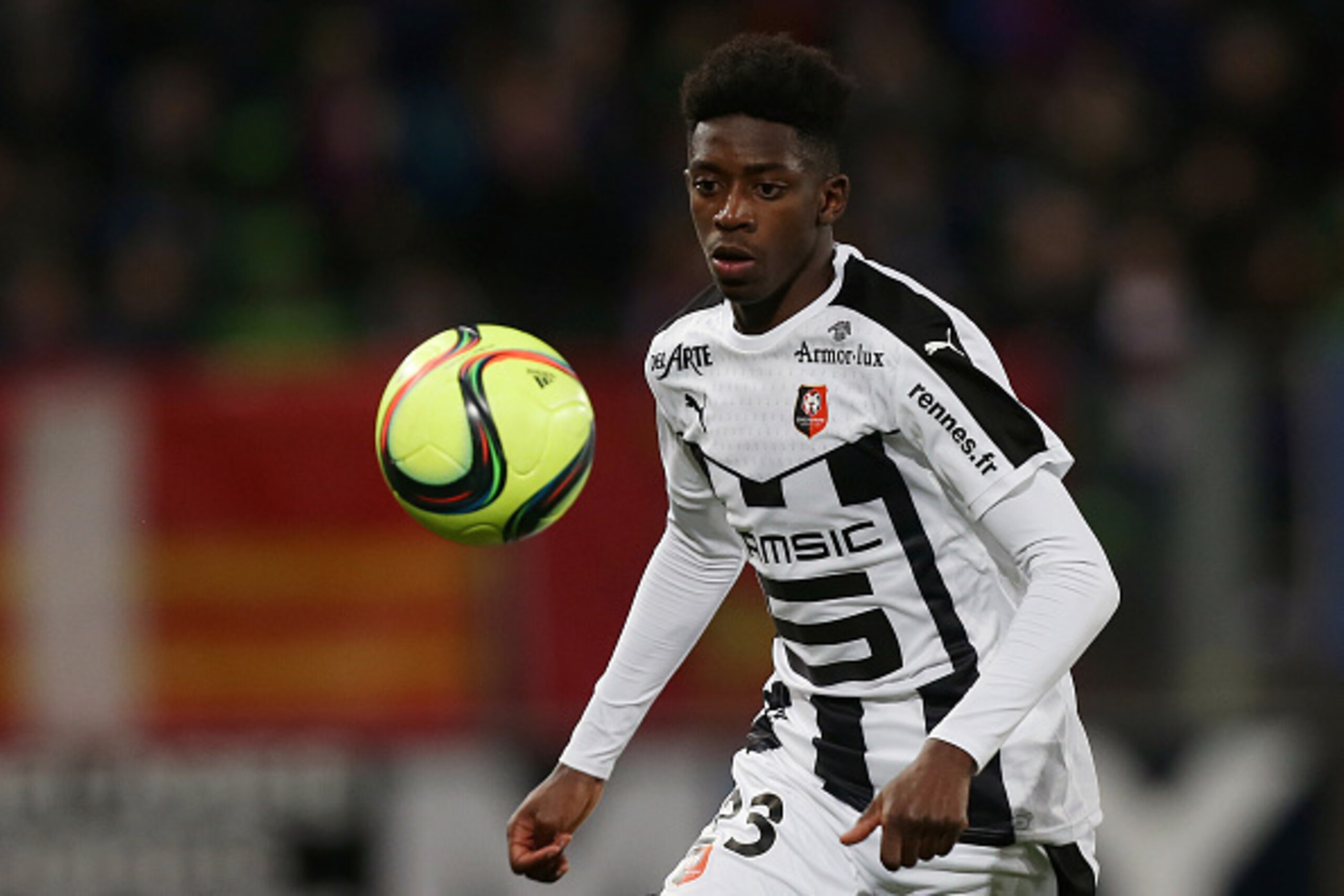 Rennes' French forward Ousmane Dembele controls the ball during the French L1 football match between Caen (SM Caen) and Rennes (Stade Rennais FC), on February 21, 2016 at the Michel d'Ornano stadium in Caen, northwestern France.  AFP PHOTO / CHARLY TRIBAL