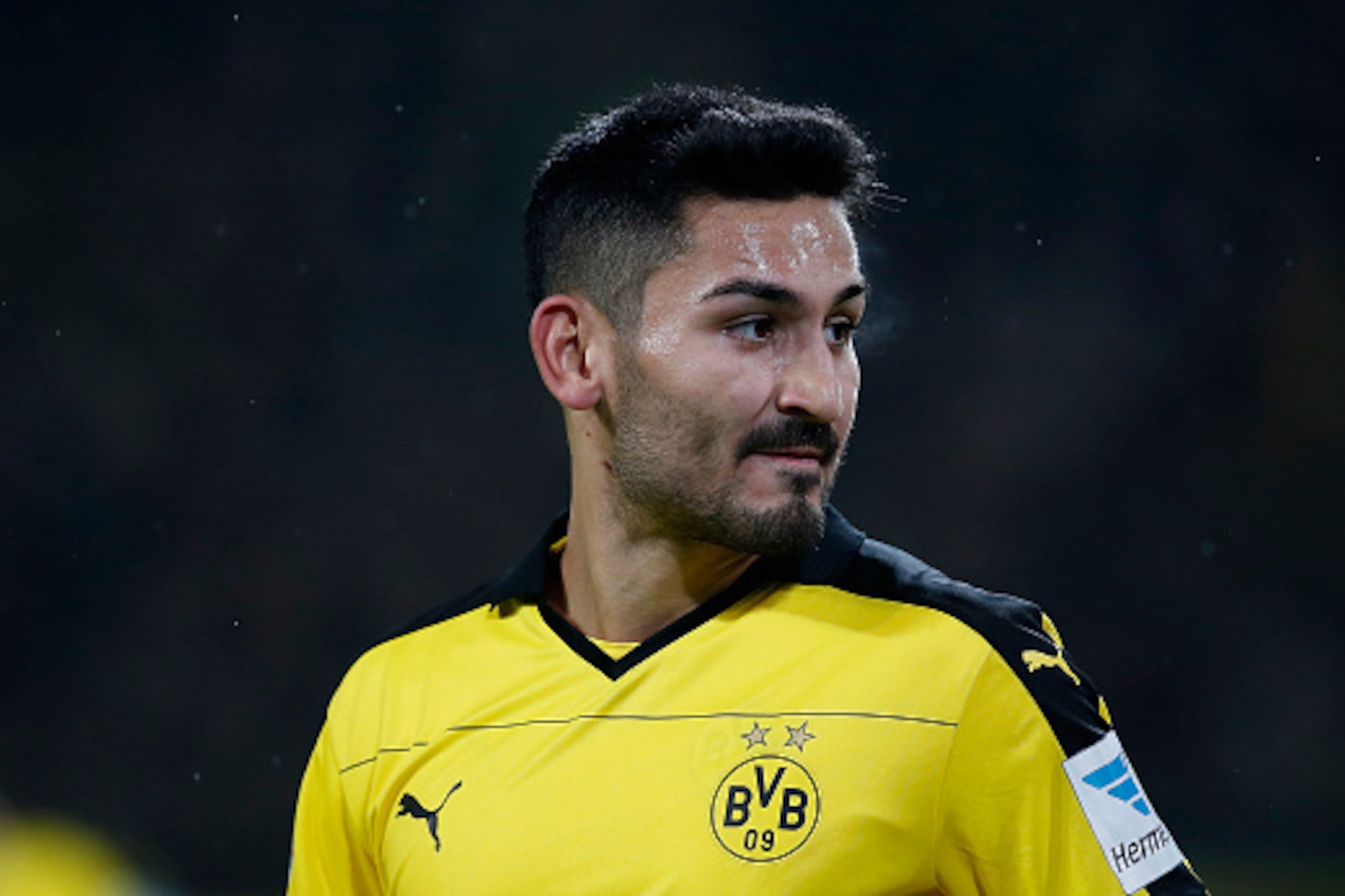 DORTMUND, GERMANY - MARCH 05:  Ilkay Guendogan of Borussia Dortmund looks on during the Bundesliga match between Borussia Dortmund and FC Bayern Muenchen at Signal Iduna Park on March 5, 2016 in Dortmund, Germany.bs  (Photo by Boris Streubel/Getty Images)