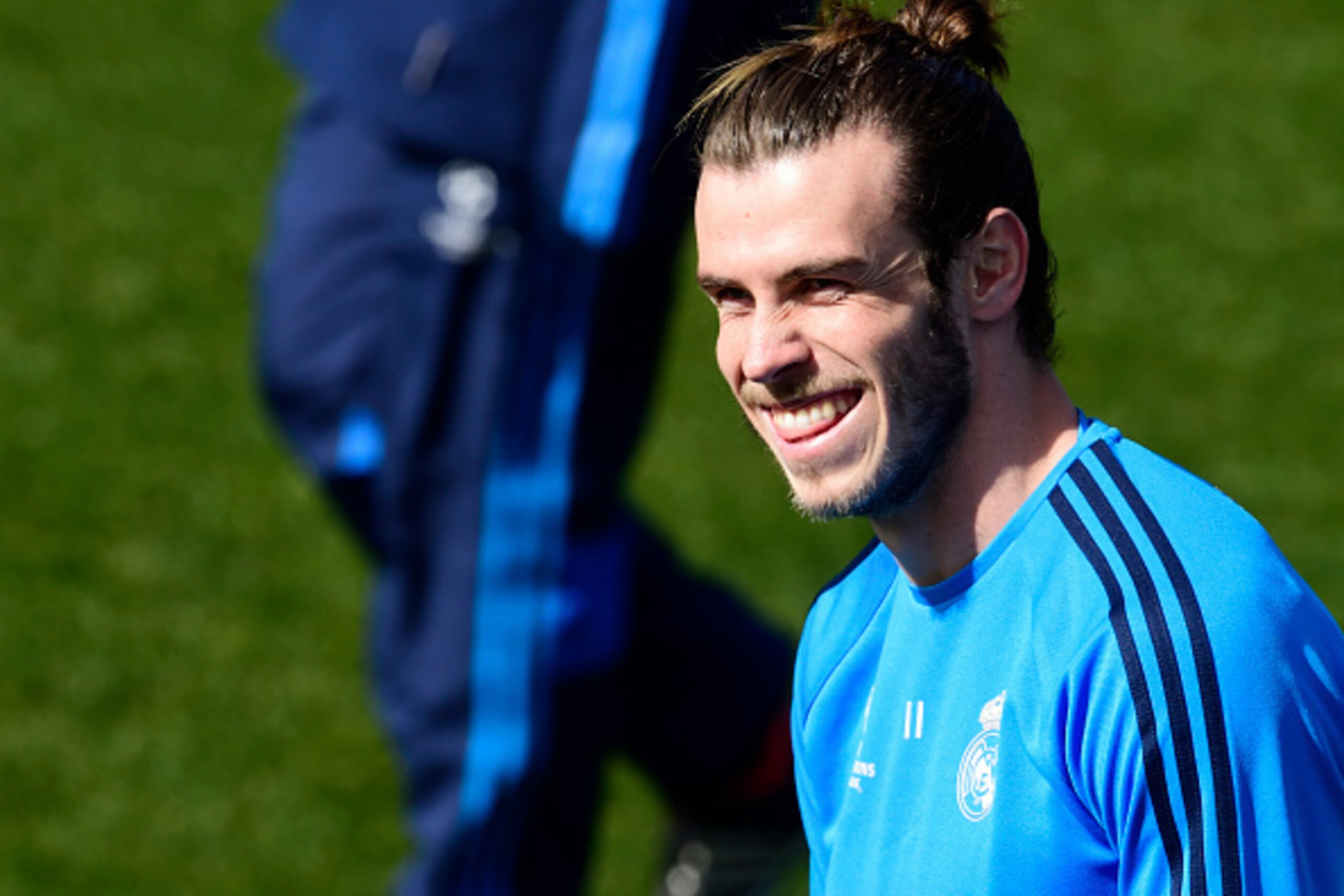 Real Madrid's Welsh forward Gareth Bale smiles during a training session on March 7, 2016 at Real Madrid Sport City in Madrid on the eve of their UEFA Champions League football match Real Madrid CF vs AS Roma.  / AFP / JAVIER SORIANO        (Photo credit 