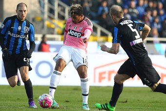 BERGAMO, ITALY - MARCH 06:  Mario Lemina (C) of Juventus FC scores his goal during the Serie A match between Atalanta BC and Juventus FC at Stadio Atleti Azzurri d'Italia on March 6, 2016 in Bergamo, Italy.  (Photo by Marco Luzzani/Getty Images)