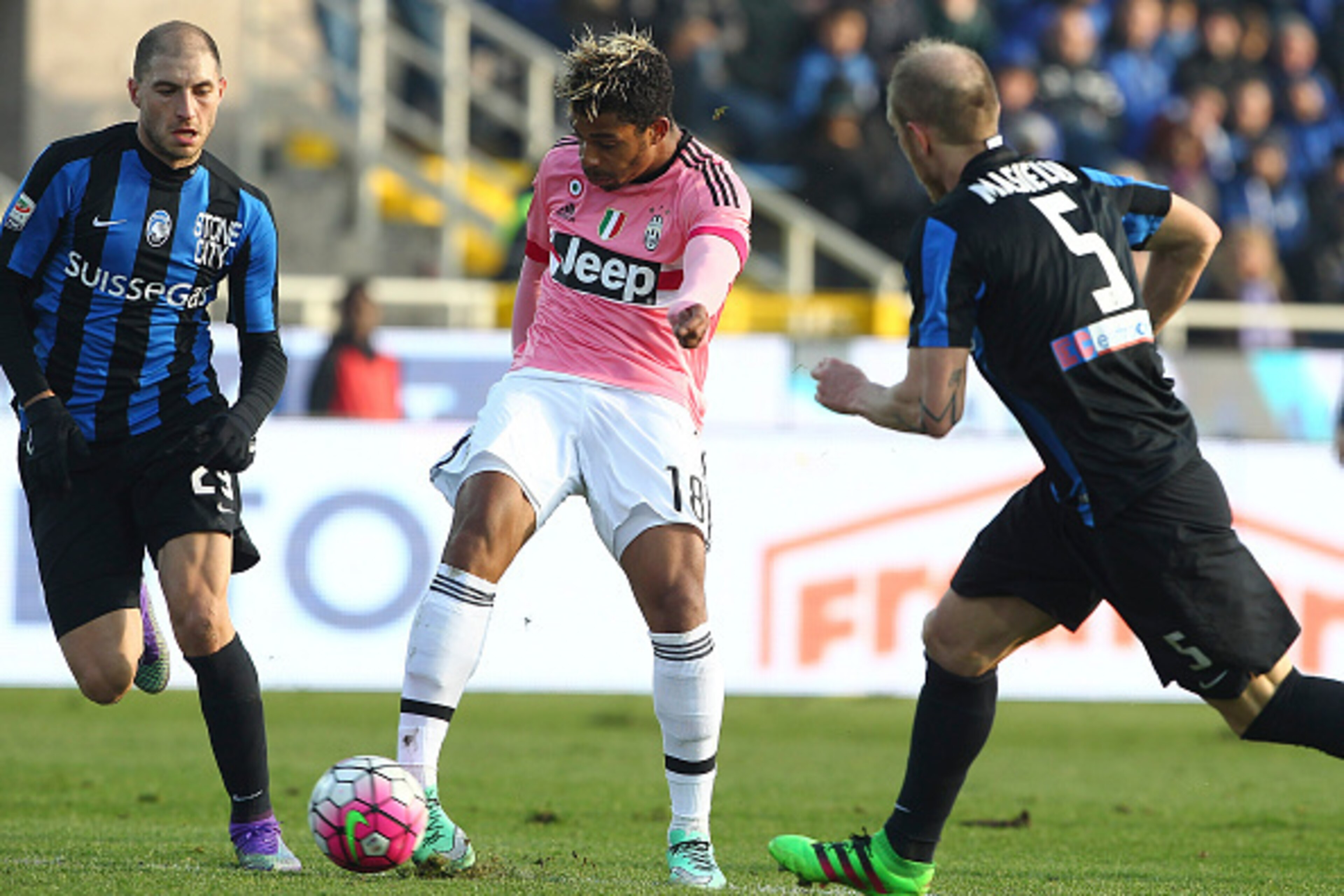 BERGAMO, ITALY - MARCH 06:  Mario Lemina (C) of Juventus FC scores his goal during the Serie A match between Atalanta BC and Juventus FC at Stadio Atleti Azzurri d'Italia on March 6, 2016 in Bergamo, Italy.  (Photo by Marco Luzzani/Getty Images)