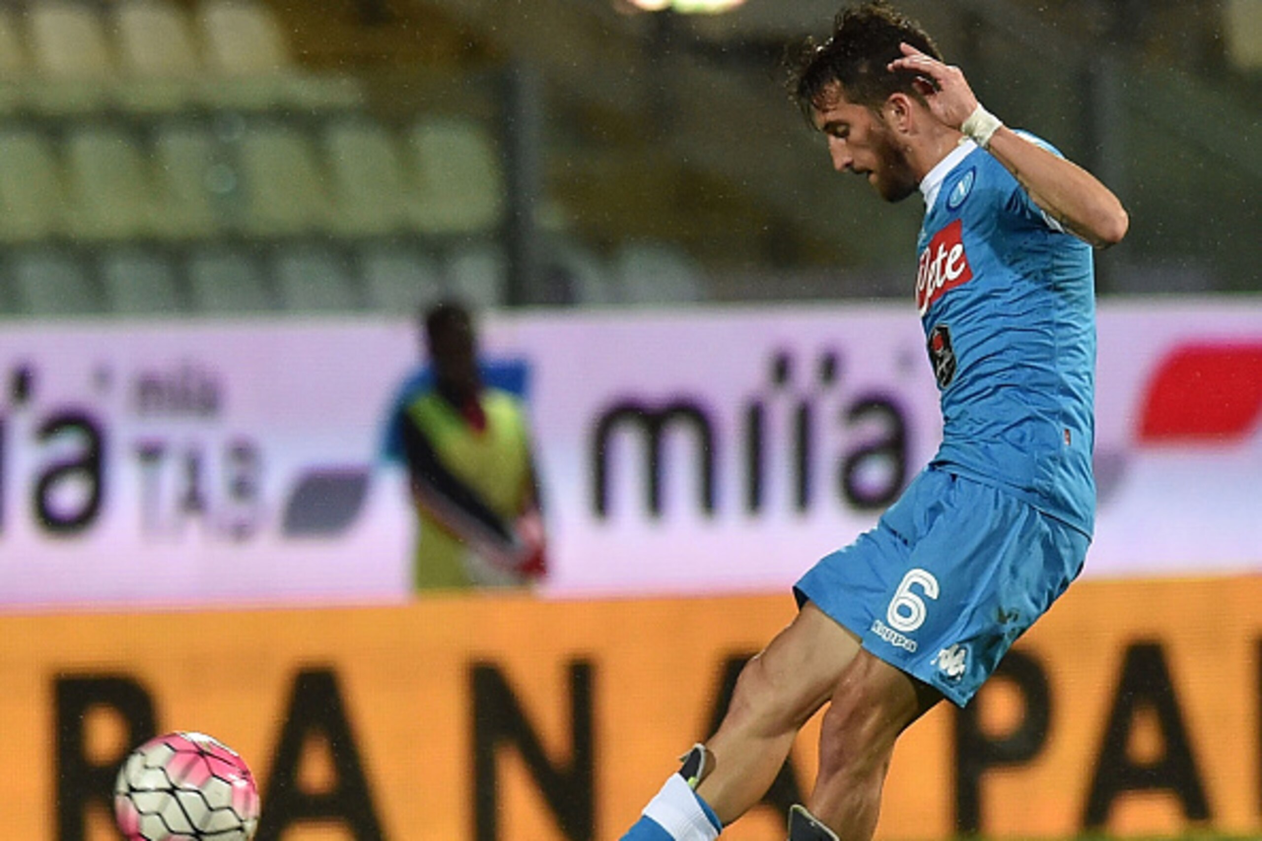 MODENA, ITALY - SEPTEMBER 23: Mirko Valdifiori of Napoli in action during the Serie A match between Carpi FC and SSC Napoli at Alberto Braglia Stadium on September 23, 2015 in Modena, Italy.  (Photo by Giuseppe Bellini/Getty Images)