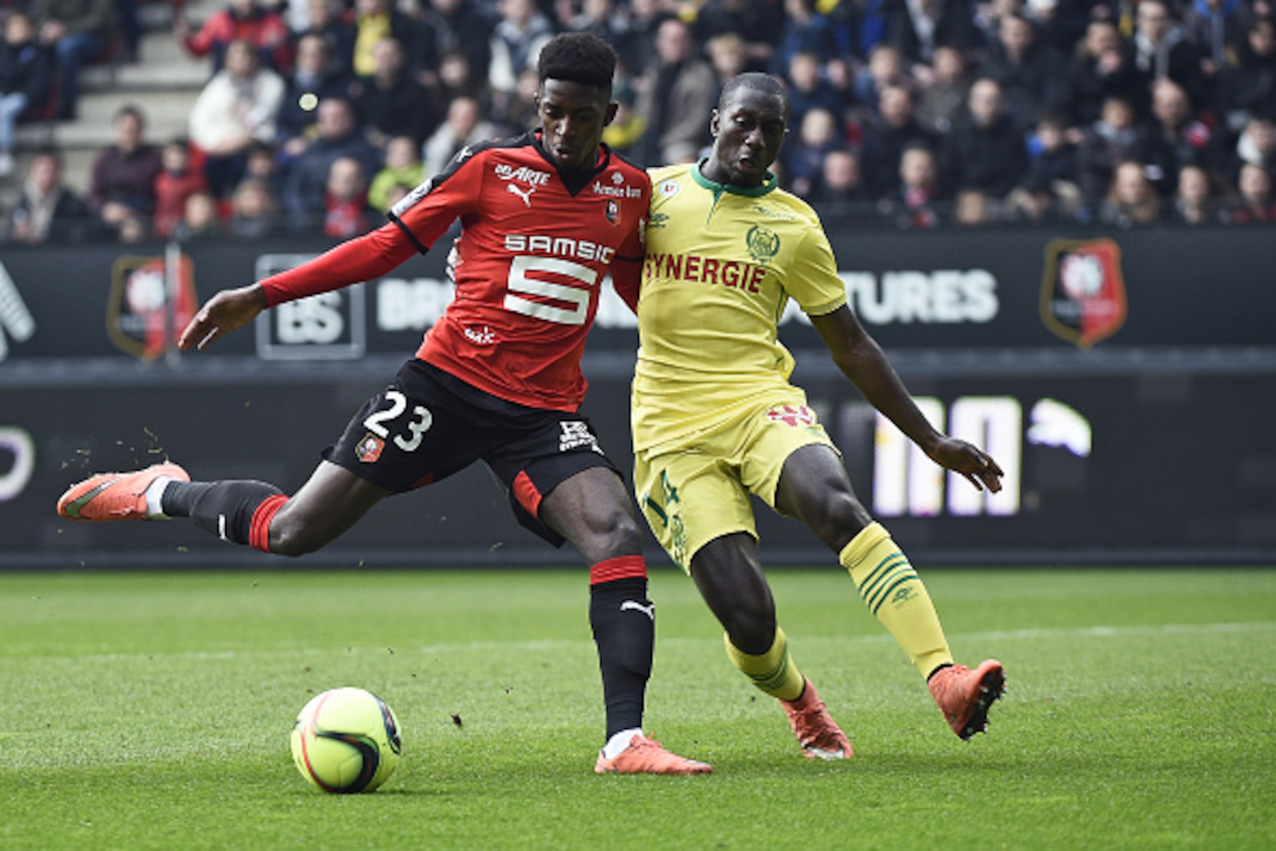 Rennes' French forward Ousmane Dembele (L) vies for the ball with Nantes' French defender Youssouf Sabaly  during the French L1 football match between Rennes (SRFC) and Nantes (FCN) on March 6, 2016 at the Roazhon Park stadium in Rennes, western France. A
