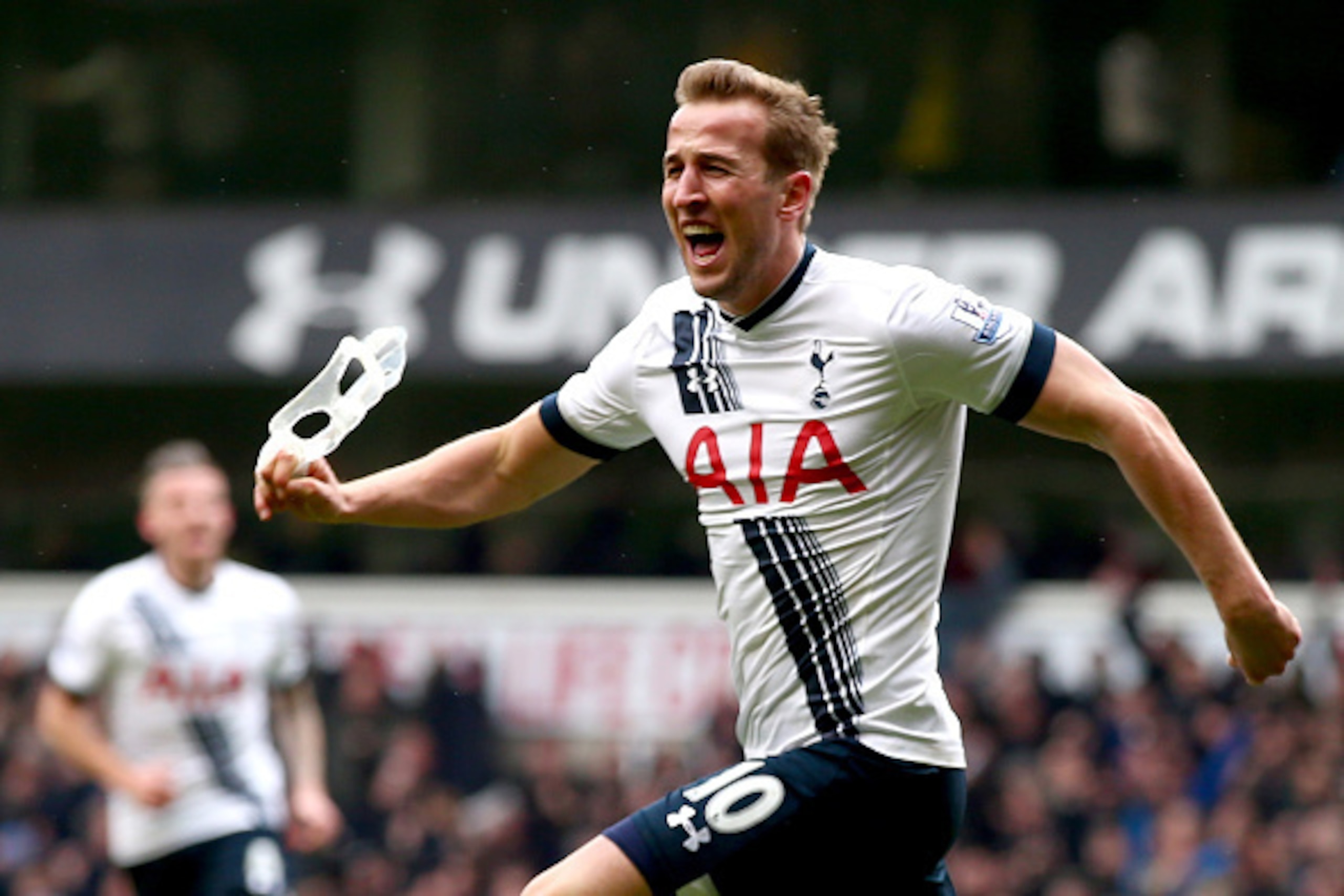 LONDON, ENGLAND - MARCH 05:  Harry Kane of Tottenham Hotspur scores his team's second goal during the Barclays Premier League match between Tottenham Hotspur and Arsenal at White Hart Lane on March 5, 2016 in London, England.  (Photo by Clive Rose/Getty I