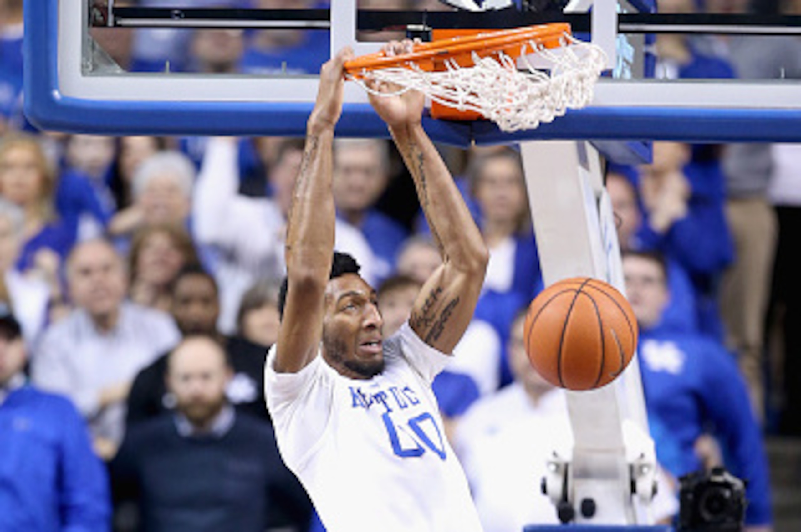 LEXINGTON, KY - MARCH 05:  Marcus Lee #00 of the Kentucky Wildcats dunks the ball in the game against the LSU Tigers at Rupp Arena on March 5, 2016 in Lexington, Kentucky.  (Photo by Andy Lyons/Getty Images)