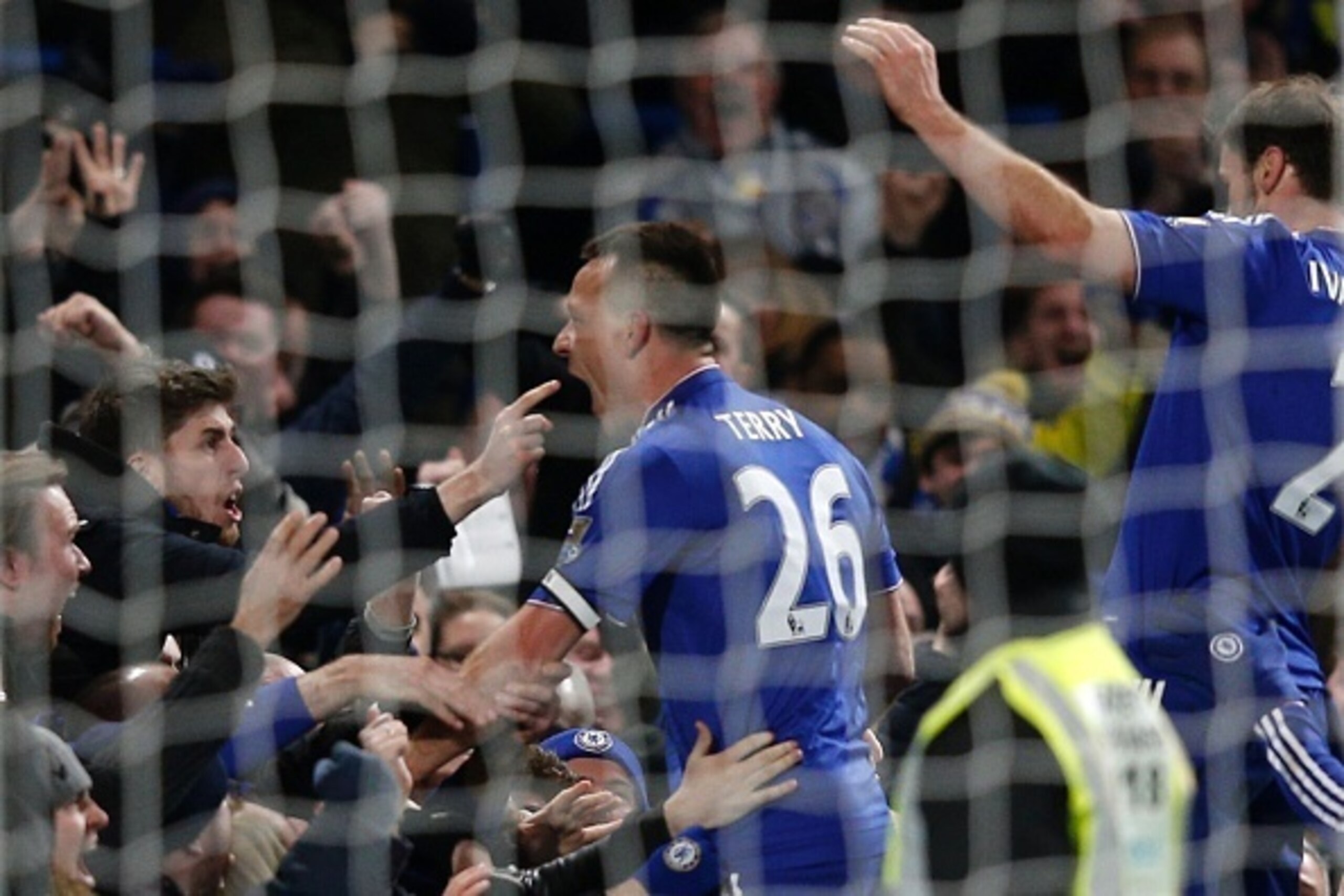 Chelsea's English defender John Terry (C) celebrates scoring a late equalising goal to make the score 3-3 during the English Premier League football match between Chelsea and Everton at Stamford Bridge in London on January 16, 2016. AFP PHOTO / ADRIAN DEN