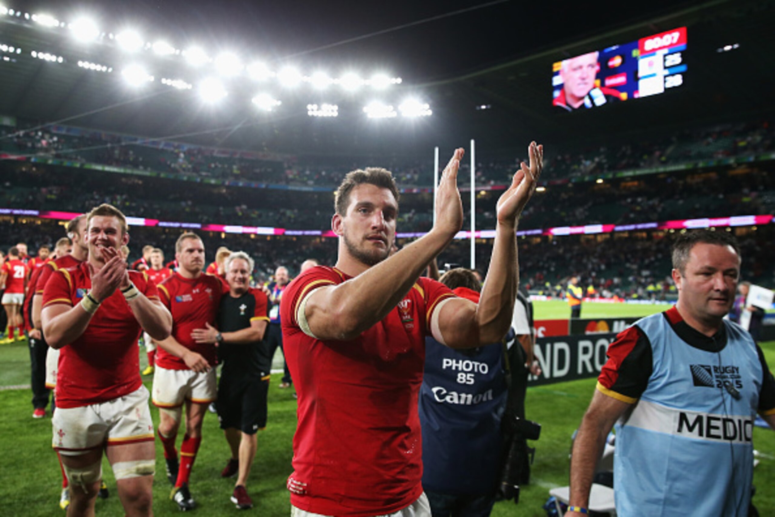 LONDON, ENGLAND - SEPTEMBER 26:  Sam Warburton of Wales applauds the fans as he walks off the pitch during the 2015 Rugby World Cup Pool A match between England and Wales at Twickenham Stadium on September 26, 2015 in London, United Kingdom.  (Photo by Da