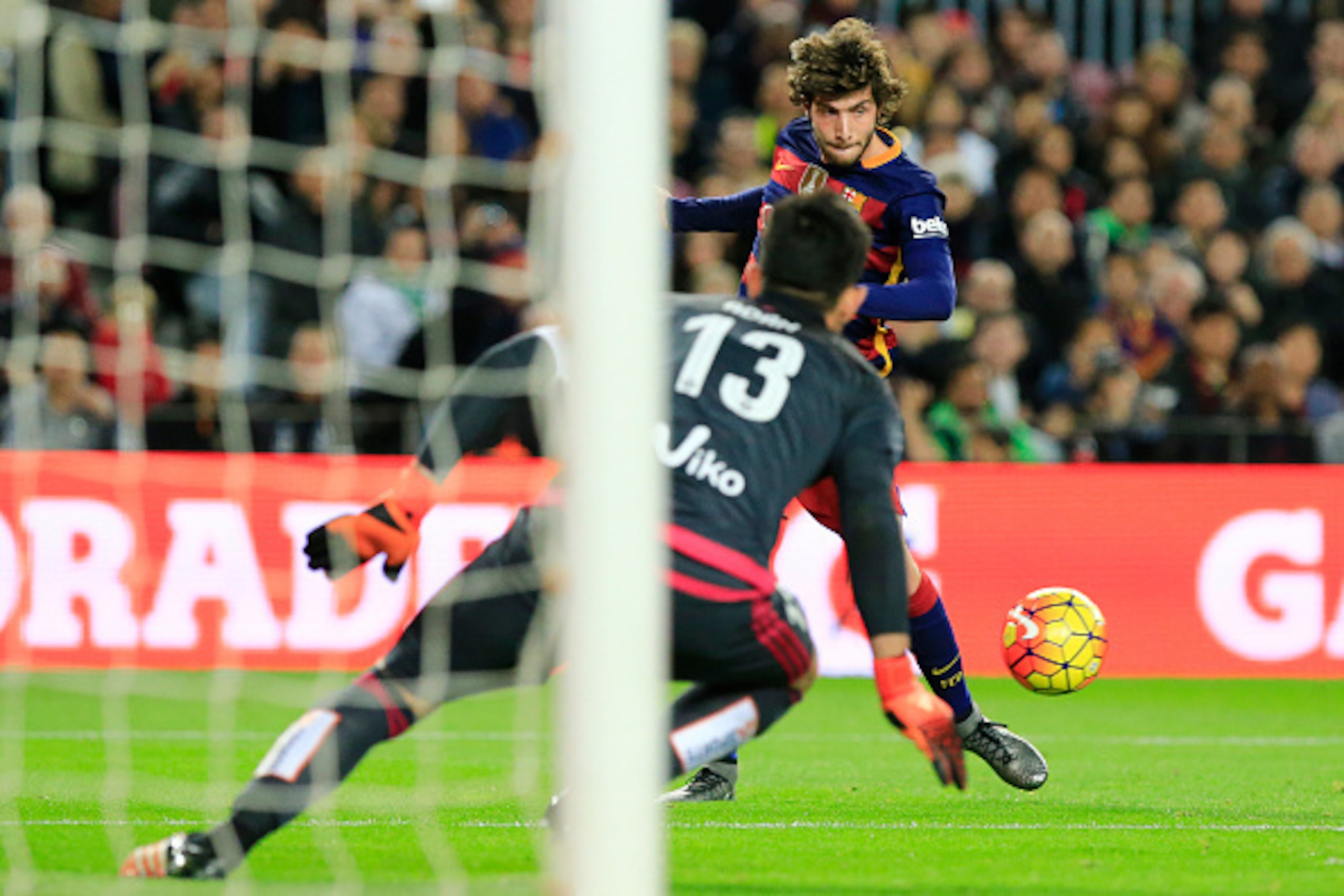 Barcelona's midfielder Sergi Roberto controls the ball during the Spanish league football match FC Barcelona vs Real Betis Balompie at the Camp Nou stadium in Barcelona on December 30, 2015.   AFP PHOTO/ PAU BARRENA / AFP / PAU BARRENA        (Photo credi
