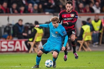 (L-R) Sergi Samper of FC Barcelona, Hakan Calhanoglu of Bayer 04 Leverkusen during the UEFA Champions League match between Bayer 04 Leverkusen and FC Barcelona on December 9, 2015 at the BayArena in Leverkusen, Germany.(Photo by VI Images via Getty Images