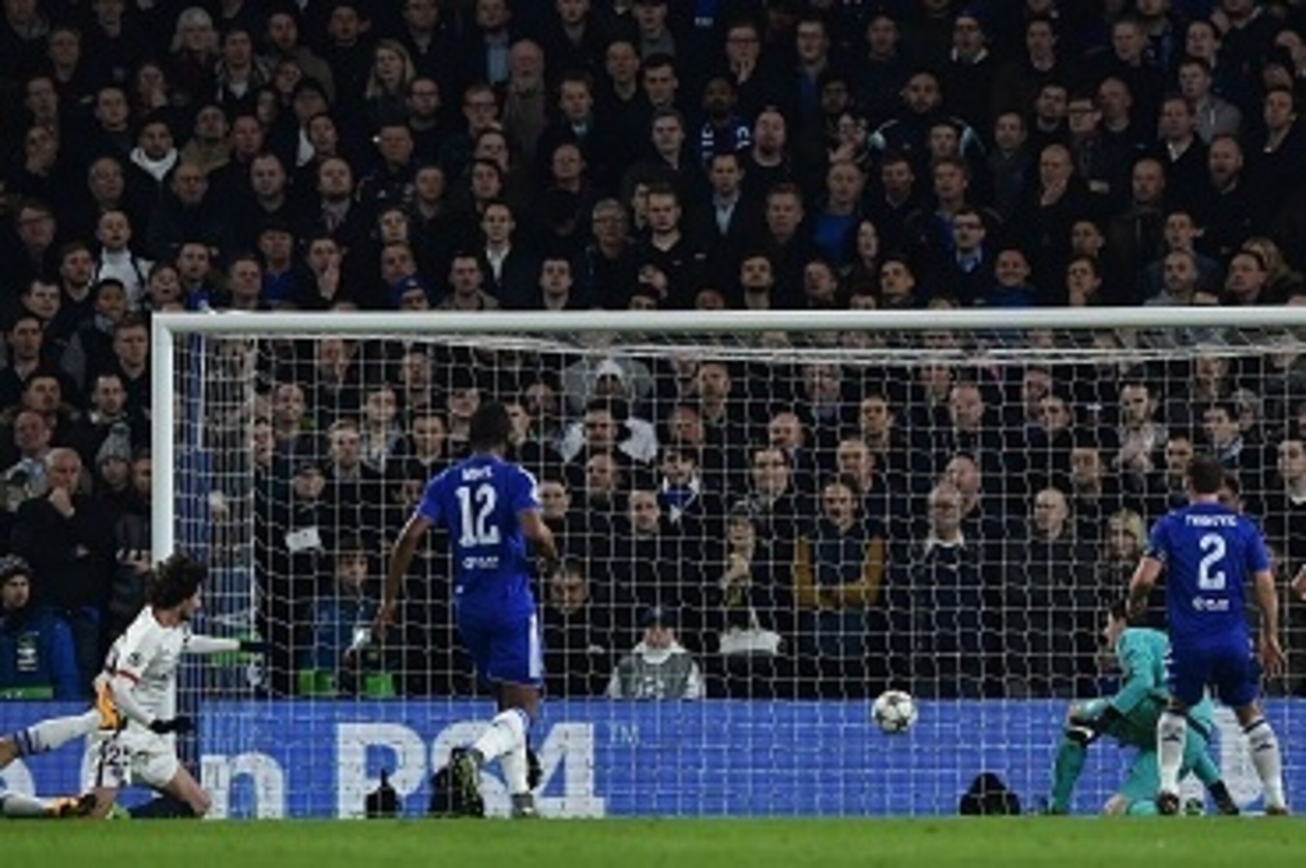 Paris Saint-Germain's French midfielder Adrien Rabiot (L) scores the opening goal during the UEFA Champions League round of 16 second leg football match between Chelsea and Paris Saint-Germain (PSG) at Stamford Bridge in London on March 9, 2016.  / AFP / 