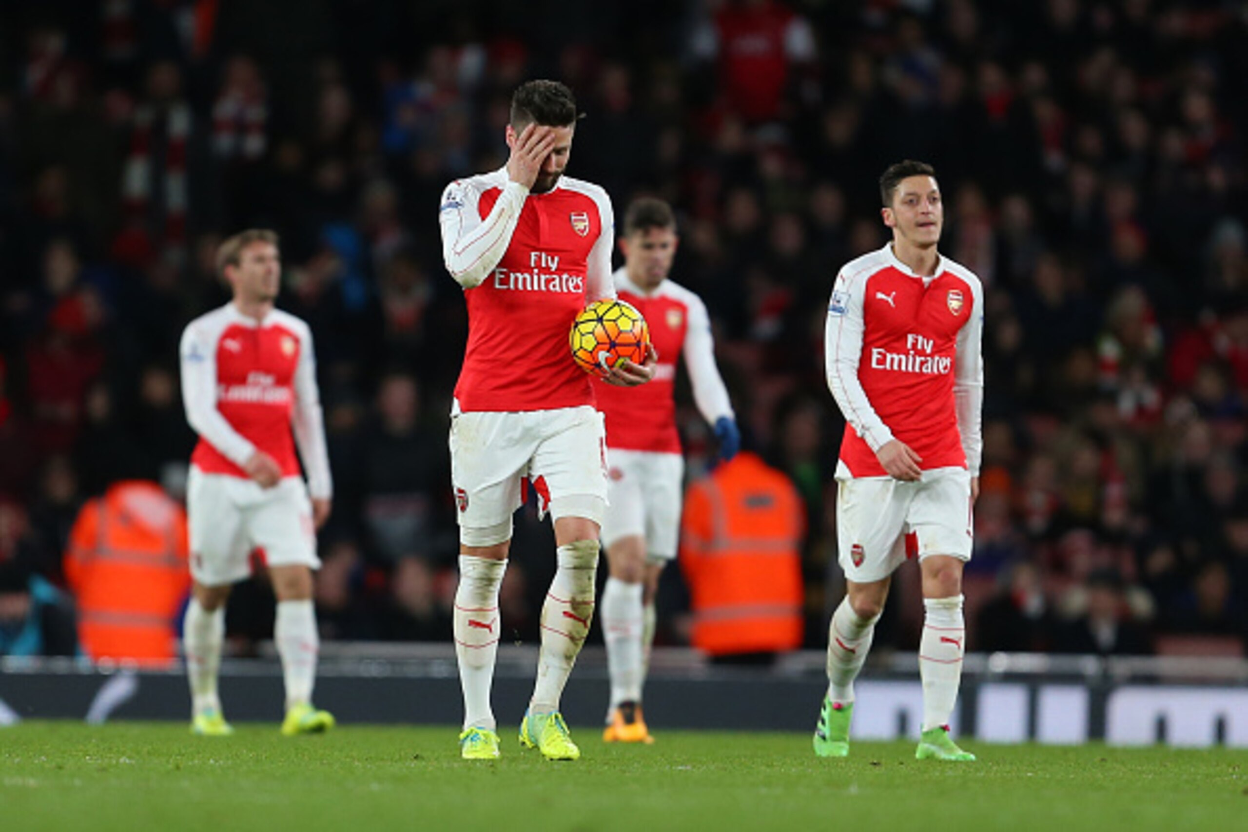 LONDON, ENGLAND - MARCH 02 : A dejected looking Olivier Giroud of Arsenal with his team mates during the Barclays Premier League match between Arsenal and Swansea City at the Emirates Stadium on March 02, 2016 in London, England. (Photo by Catherine Ivi LONDON, ENGLAND - MARCH 02 : A dejected looking Olivier Giroud of Arsenal with his team mates during the Barclays Premier League match between Arsenal and Swansea City at the Emirates Stadium on March 02, 2016 in London, England. (Photo by Catherine Ivi