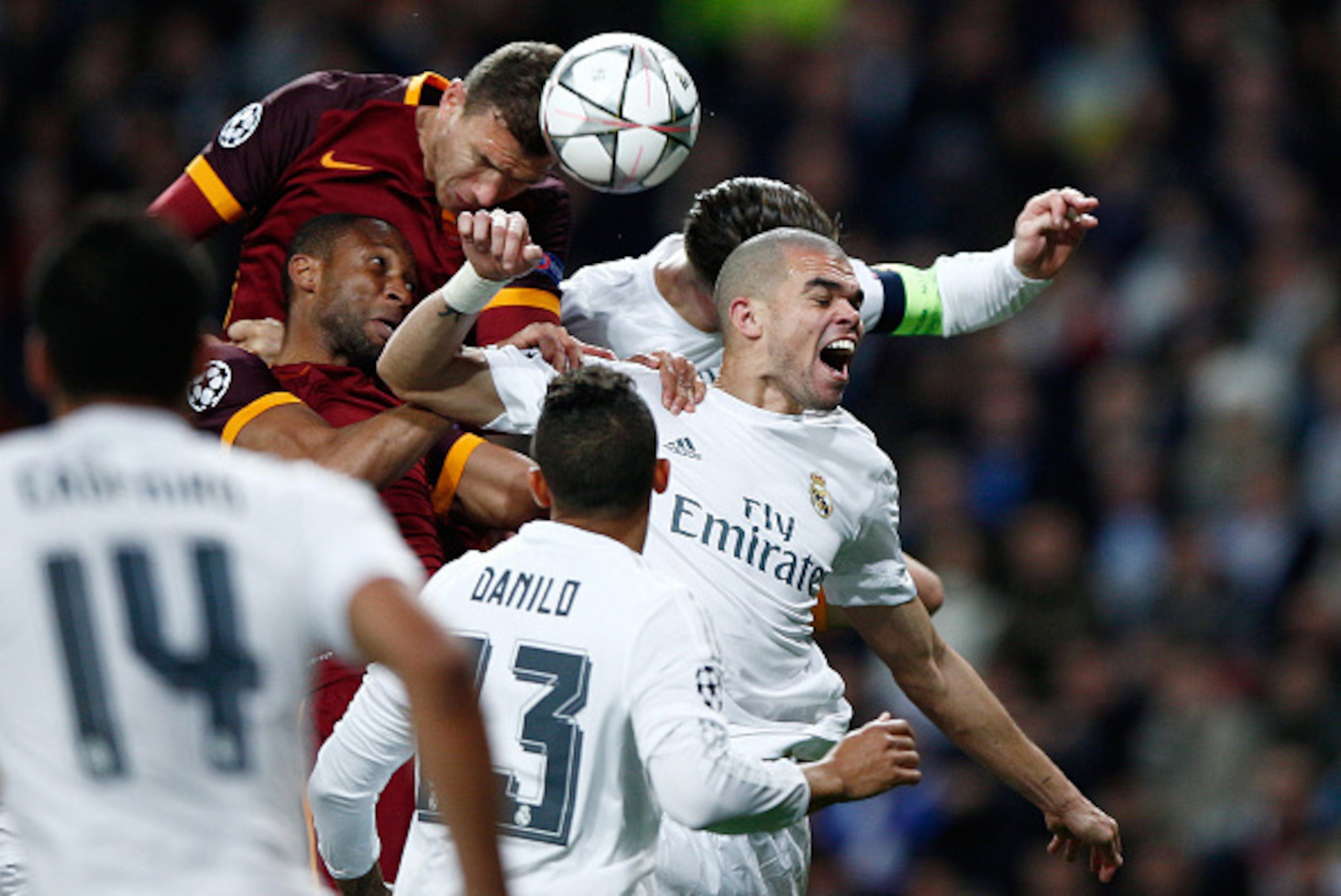 MADRID, SPAIN - MARCH 08:  Edin Dzeko of Roma beats Pepe and Sergio Ramos of Real Madrid during the UEFA Champions League Round of 16 Second Leg match between Real Madrid and Roma at Estadio Santiago Bernabeu on March 8, 2016 in Madrid, Spain.  (Photo by 