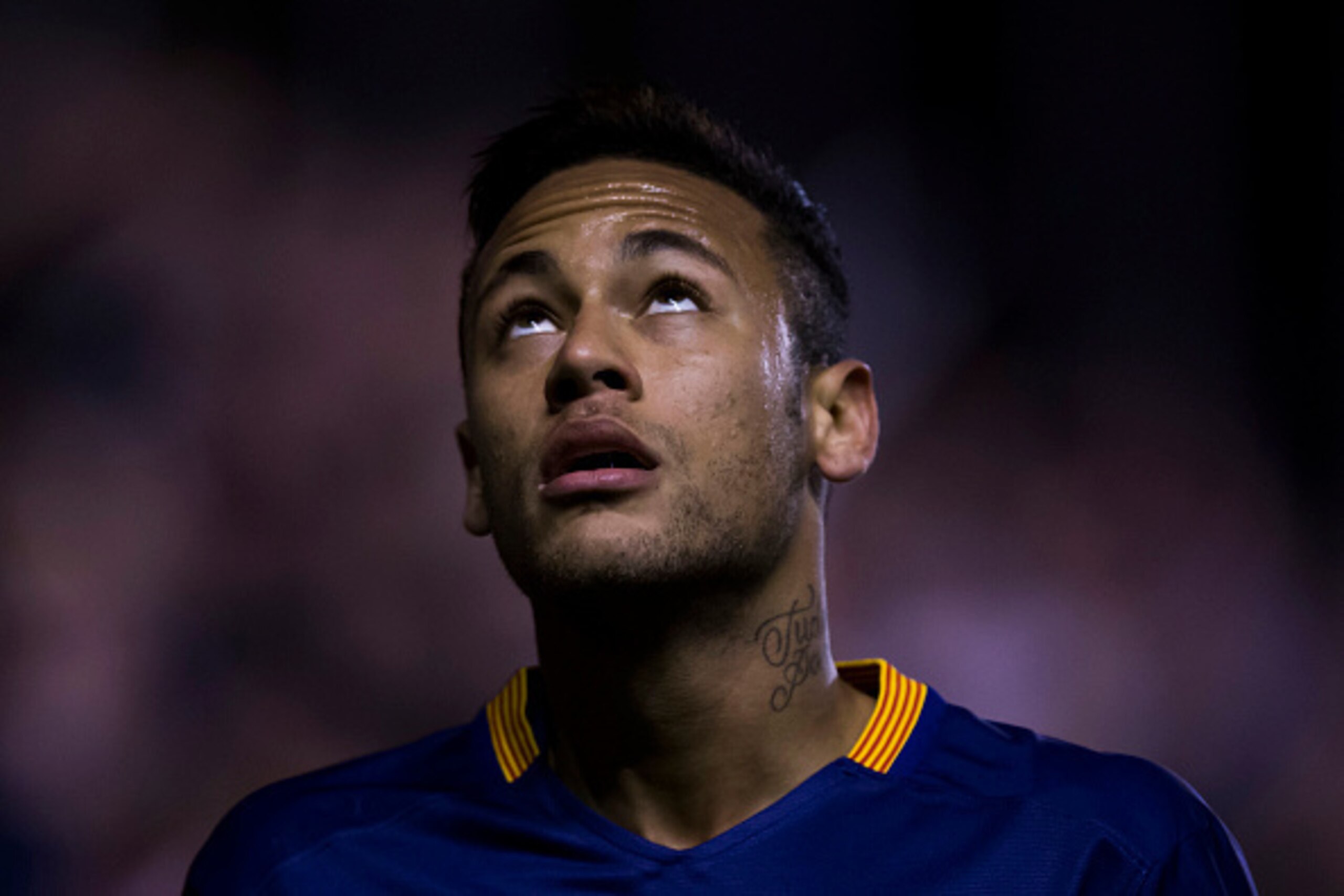 MADRID, SPAIN - MARCH 03: Neymar JR. of FC Barcelona looks up during the La Liga match between Rayo Vallecano de Madrid and FC Barcelona at Estadio de Vallecas on March 3, 2016 in Madrid, Spain.  (Photo by Gonzalo Arroyo Moreno/Getty Images)