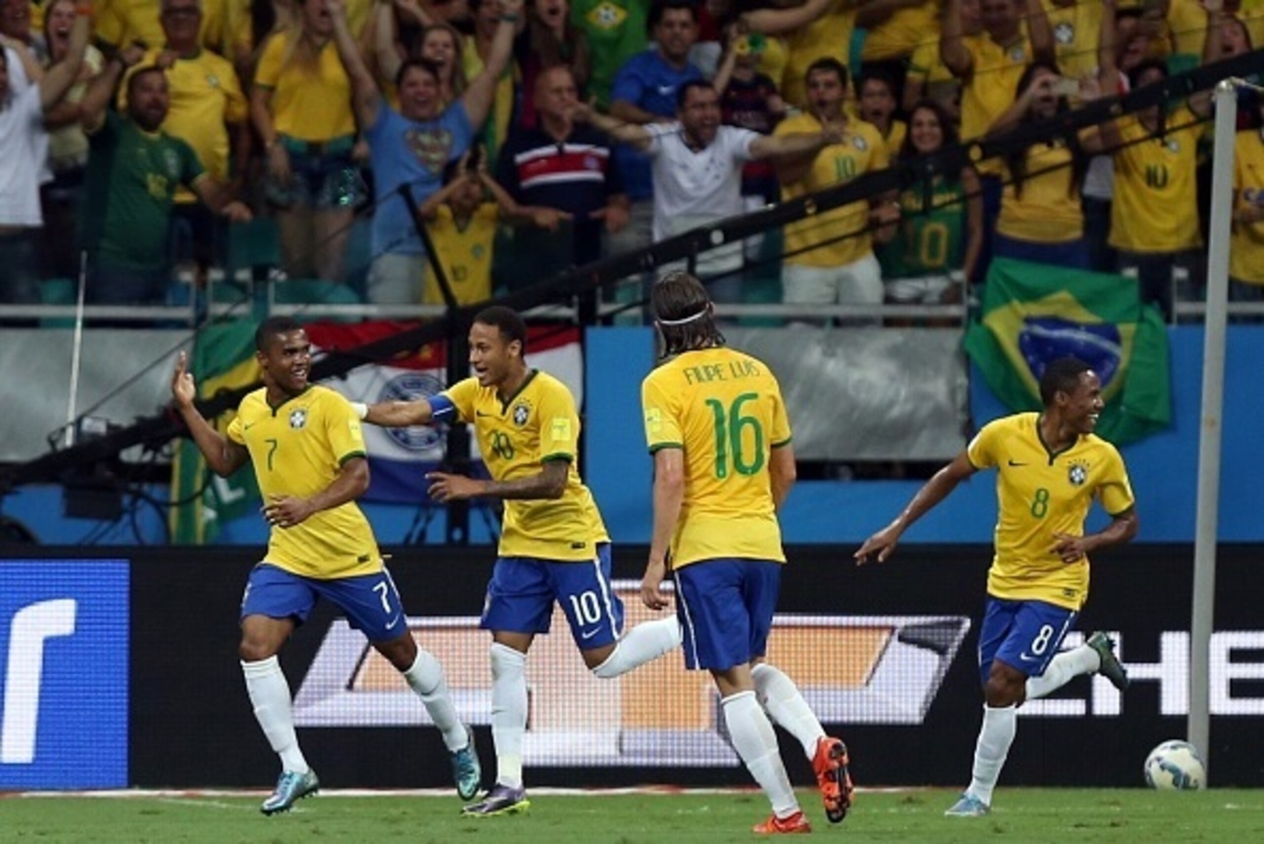 Brazil's Douglas Costa (L) celebrates with Neymar Jr. after scoring against Peru during their Russia 2018 FIFA World Cup South American Qualifiers football match, in Salvador de Bahia, on November 17, 2015.    AFP PHOTO / FELIPE OLIVEIRA        (Photo cre