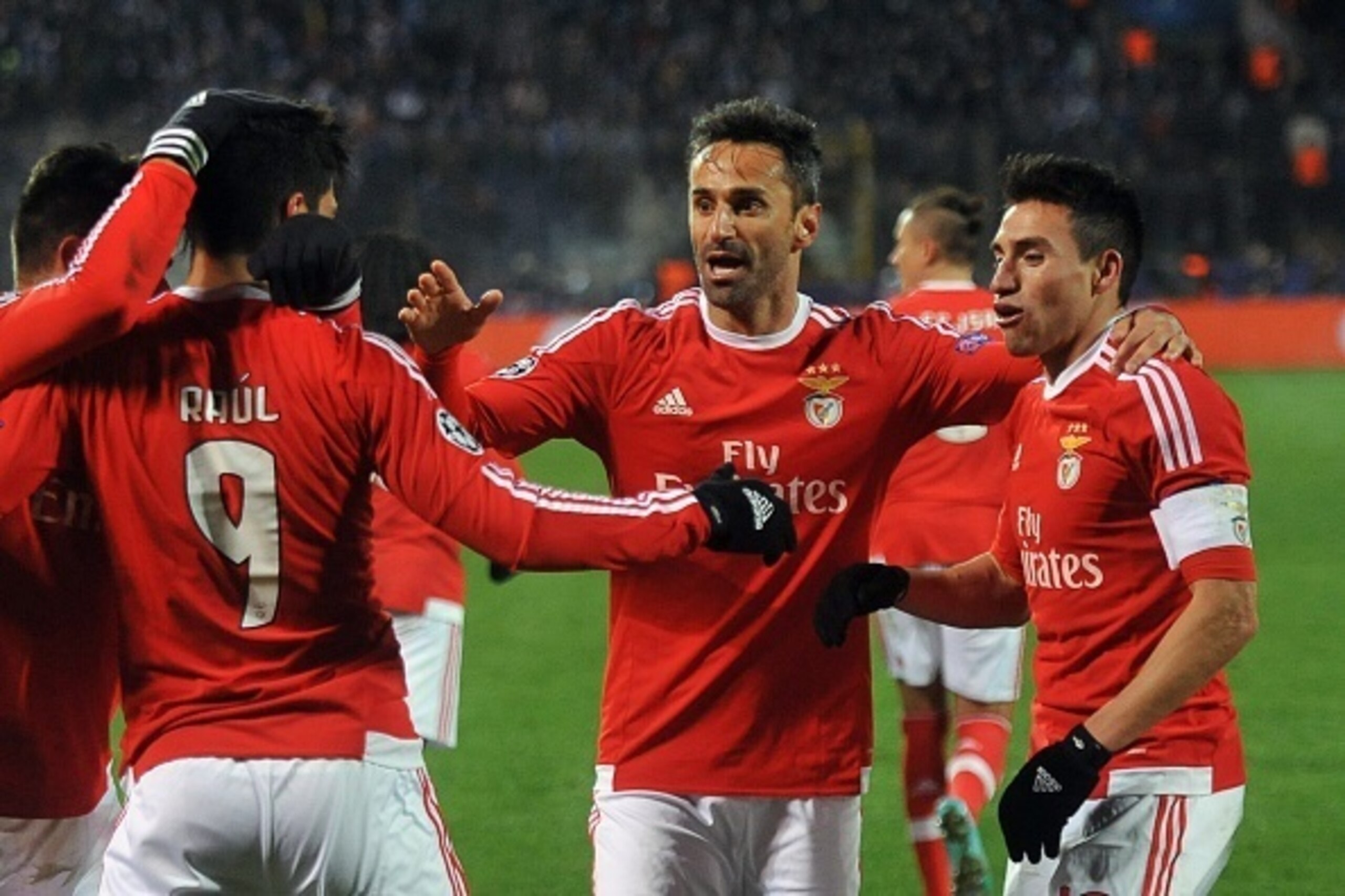 Benfica's players celebrate a goal during the second-leg round of 16 UEFA Champions League football match FC Zenit vs SL Benfica at the Petrovsky stadium in St. Petersburg on March 9, 2016. AFP PHOTO / OLGA MALTSEVA / AFP / OLGA MALTSEVA        (Photo cre