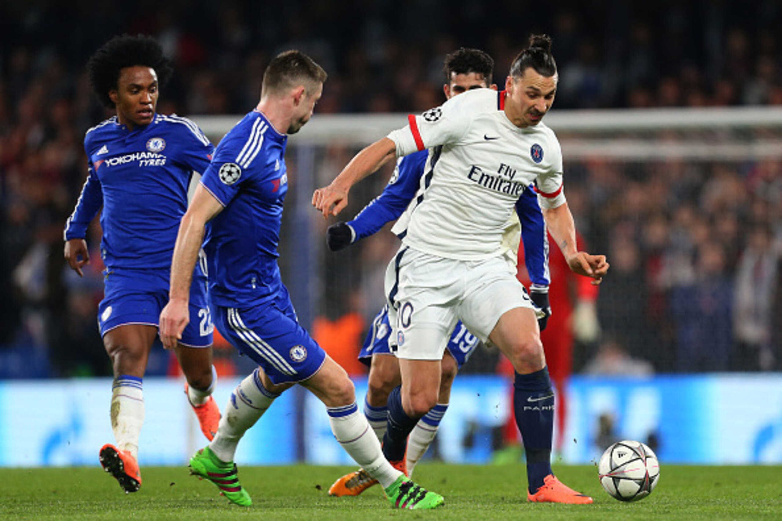 LONDON, ENGLAND - MARCH 09:  Zlatan Ibrahimovic of Paris Saint Germain is hounded by Willian, Gary Cahill and Diego Costa of Chelsea during the UEFA Champions League match between Chelsea and Paris Saint-Germain at Stamford Bridge on March 9, 2016 in Lond