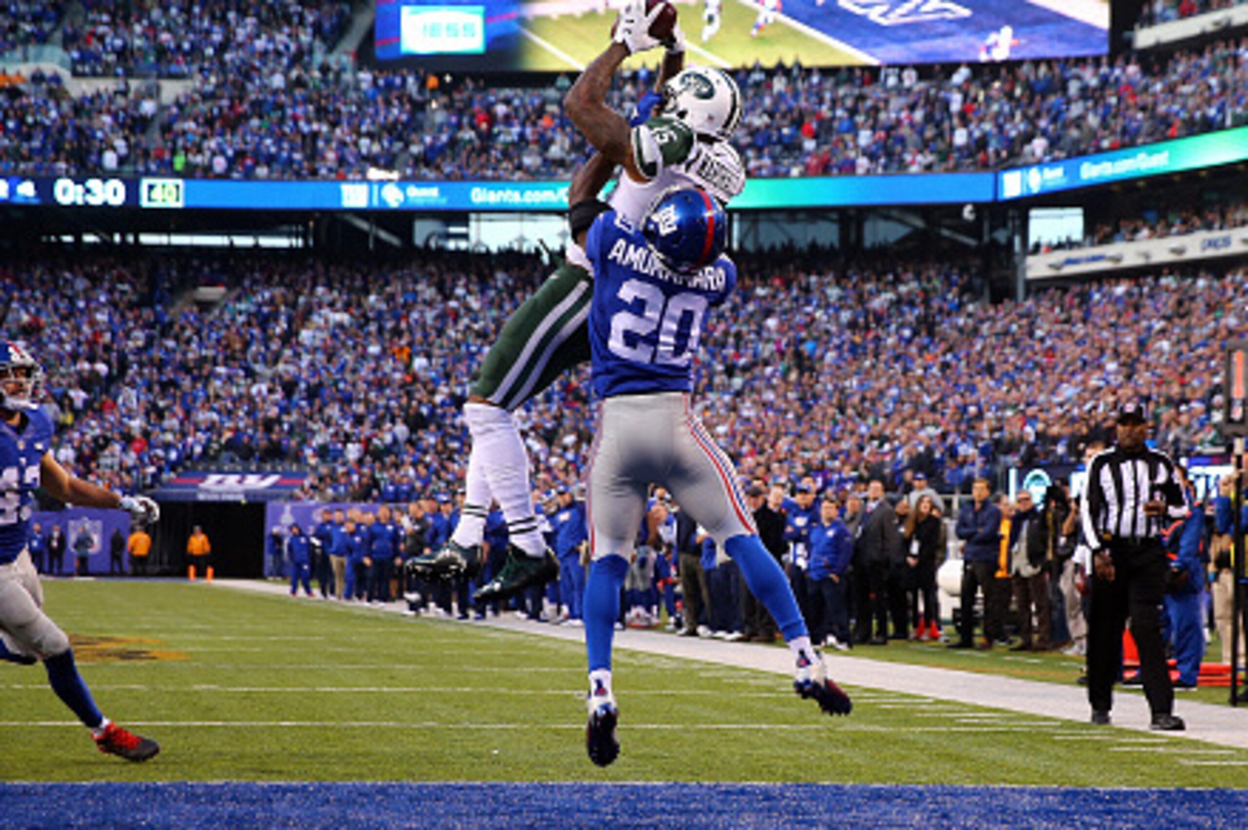 EAST RUTHERFORD, NJ - DECEMBER 06:  Brandon Marshall #15 of the New York Jets catches a touchdown late in the game against Prince Amukamara #20 of the New York Giants at MetLife Stadium on December 6, 2015 in East Rutherford, New Jersey.  (Photo by Elsa/G