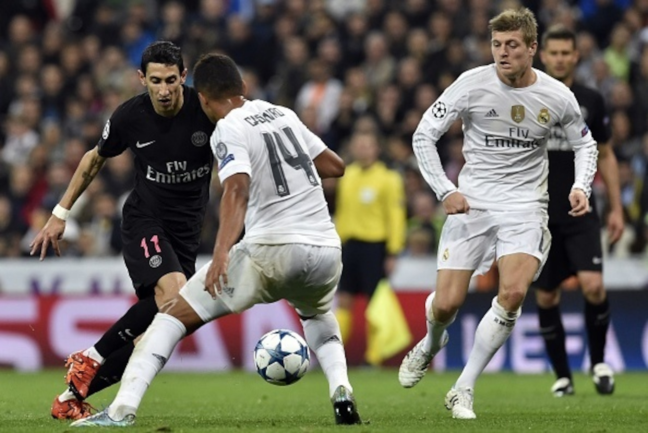 Paris Saint-Germain's Argentinian forward Angel Di Maria (L) vies with Real Madrid's Brazilian midfielder Casimiro (C) and Real Madrid's German midfielder Toni Kroos (R) during the UEFA Champions League group stage football match Real Madrid CF vs Paris S