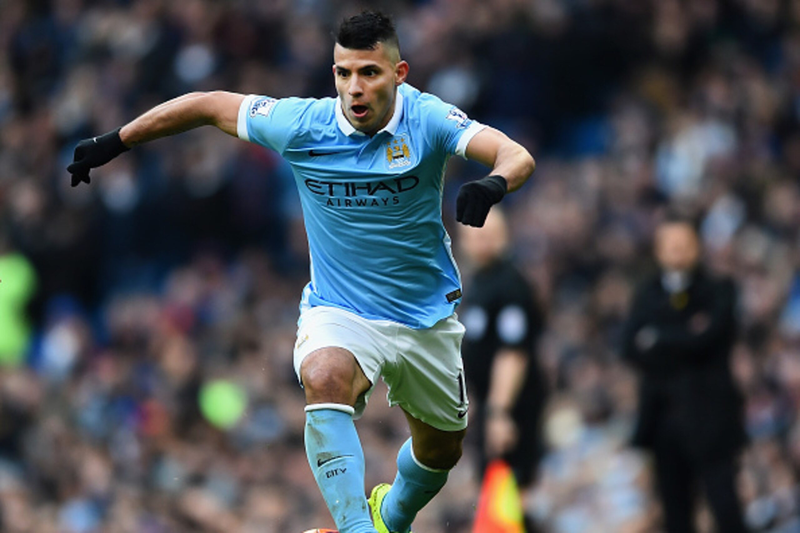 MANCHESTER, ENGLAND - MARCH 05:  Sergio Aguero of Manchester City in action during the Barclays Premier League match between Manchester City and Aston Villa at Etihad Stadium on March 5, 2016 in Manchester, England.  (Photo by Laurence Griffiths/Getty Ima