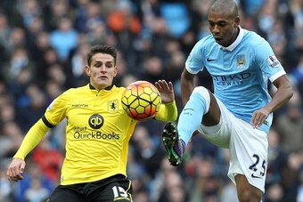 Manchester City's Brazilian midfielder Fernandinho (R) vies with Aston Villa's English midfielder Ashley Westwood during the English Premier League football match between Manchester City and Aston Villa at the Etihad Stadium in Manchester, north west Engl