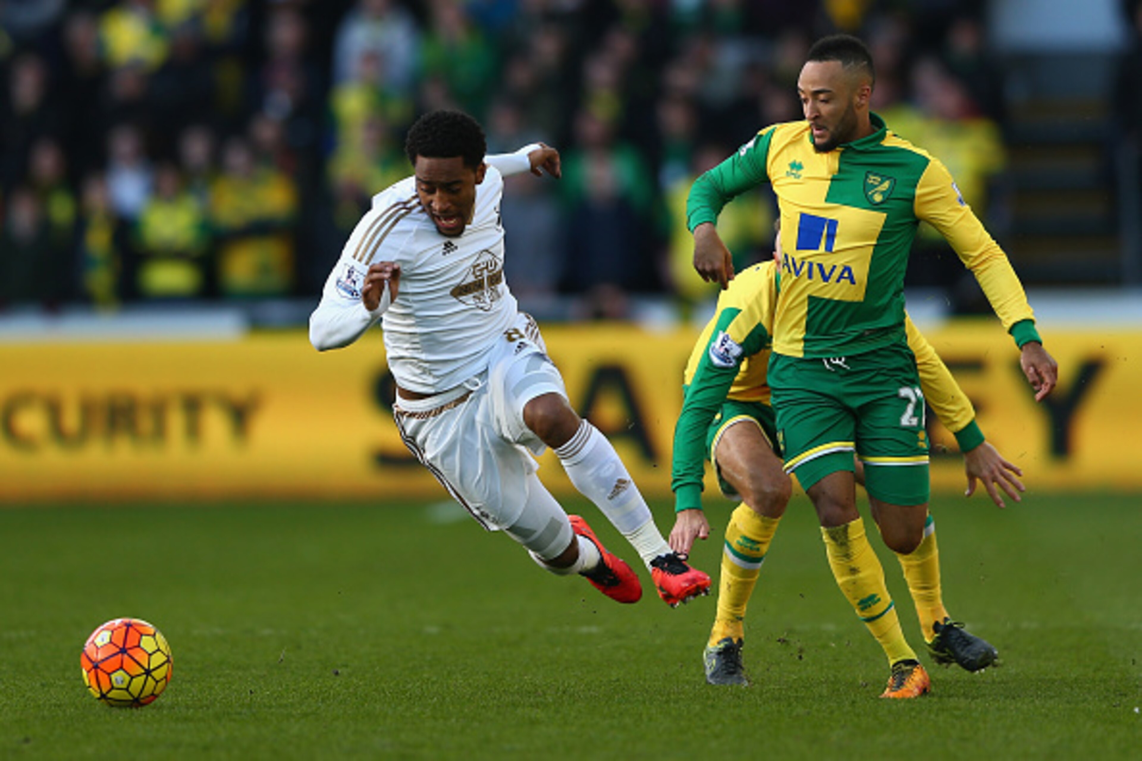 SWANSEA, WALES - MARCH 05: Leroy Fer of Swansea City and Nathan Redmond of Norwich City compete for the ball during the Barclays Premier League match between Swansea City and Norwich City at Liberty Stadium on March 5, 2016 in Swansea, Wales.  (Photo by M