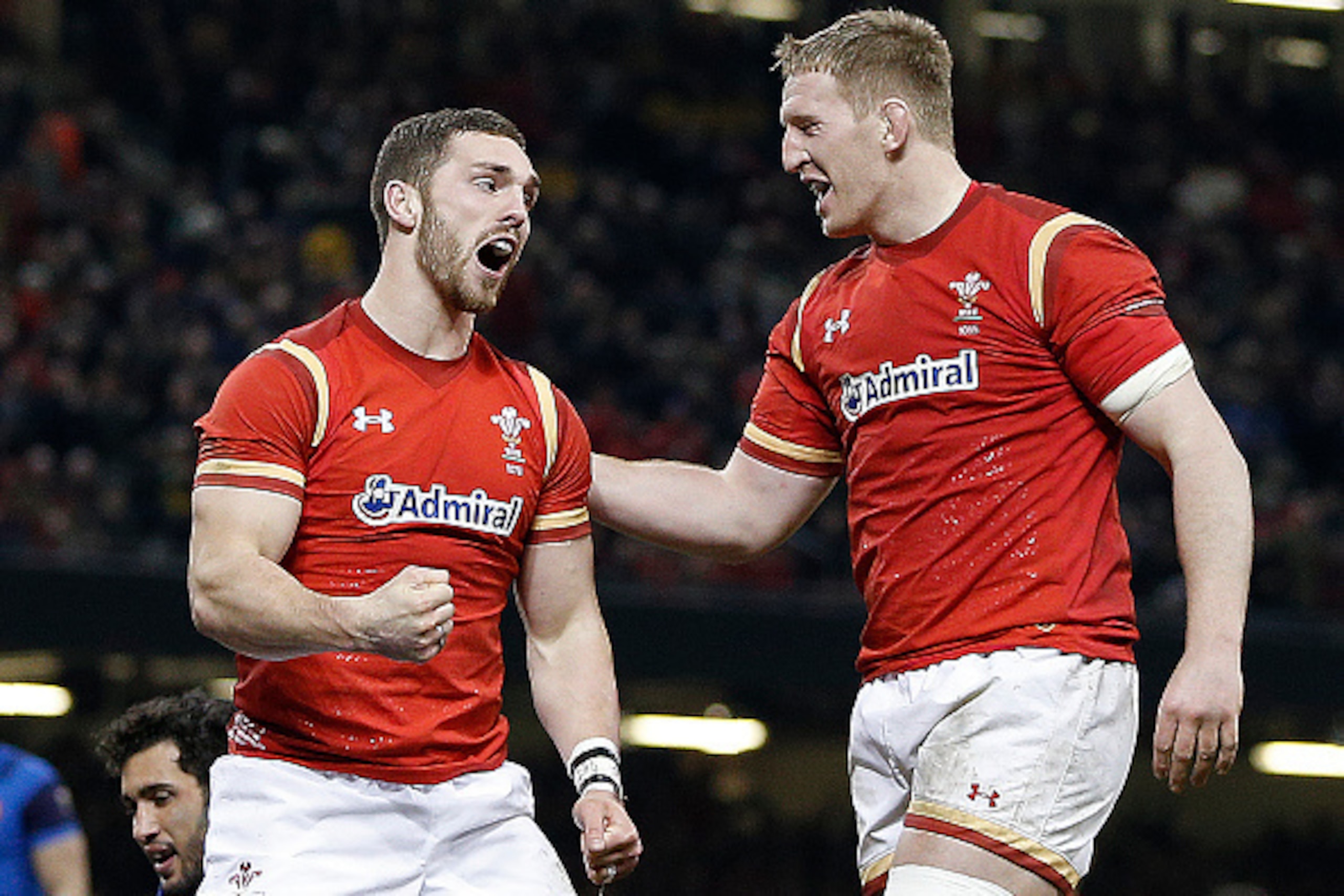 Wales' wing George North (L) celebrates scoring his team's first try during the Six Nations international rugby union match between Wales and France at the Principality Stadium in Cardiff, south Wales, on February 26, 2016. / AFP / ADRIAN DENNIS / RESTRIC