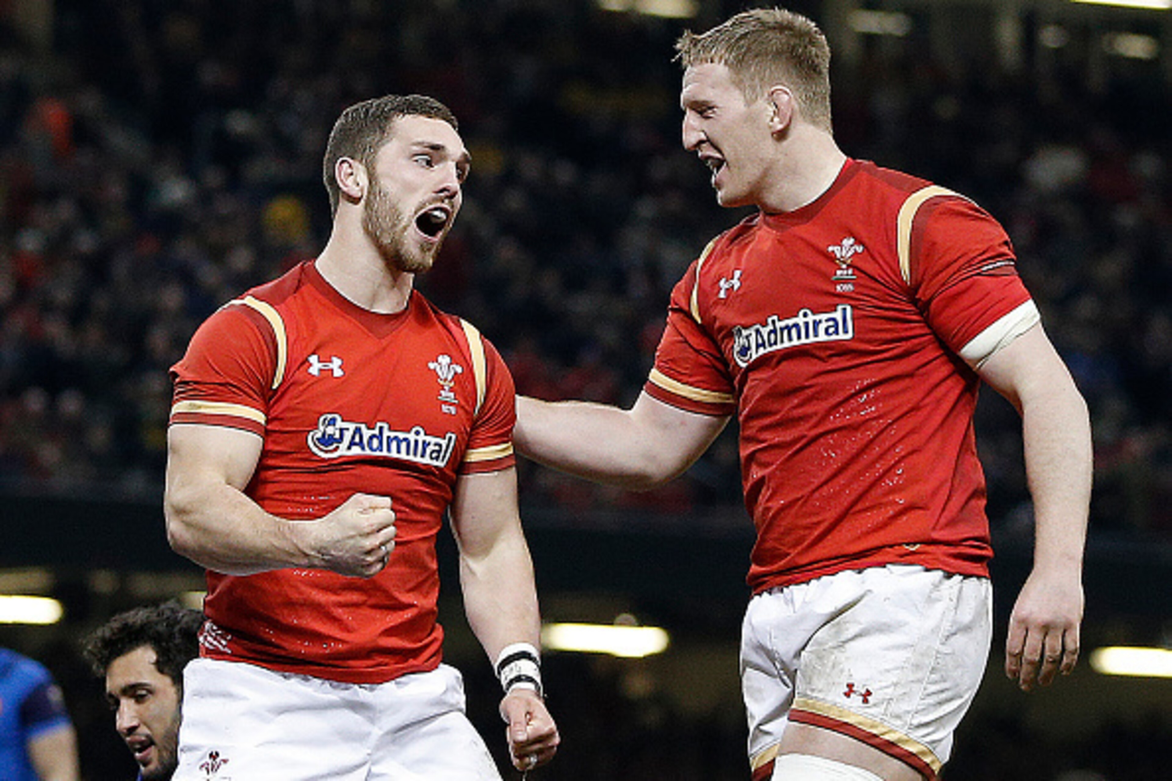 Wales' wing George North (L) celebrates scoring his team's first try during the Six Nations international rugby union match between Wales and France at the Principality Stadium in Cardiff, south Wales, on February 26, 2016. / AFP / ADRIAN DENNIS / RESTRIC