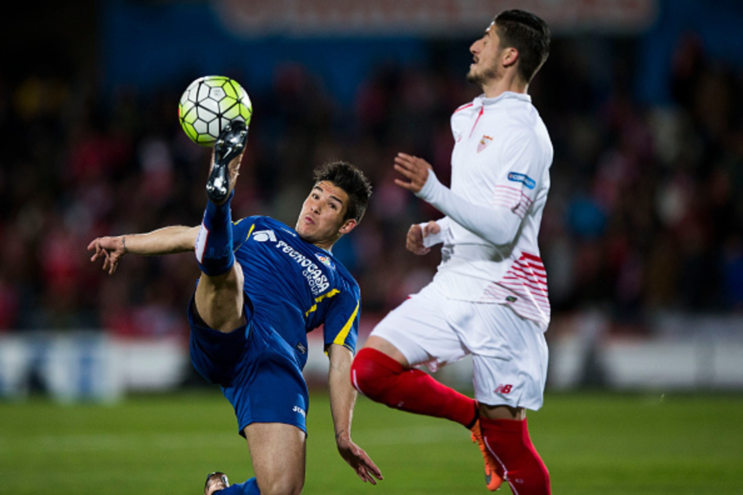 GETAFE, SPAIN - MARCH 05: Emiliano Buendia (L) of Getafe CF competes for the ball with Sergio Escudero (R) of Sevilla FC during the La Liga match between Getafe CF and Sevilla CF at Coliseum Alfonso Perez on March 5, 2016 in Getafe, Spain.  (Photo by Gonz