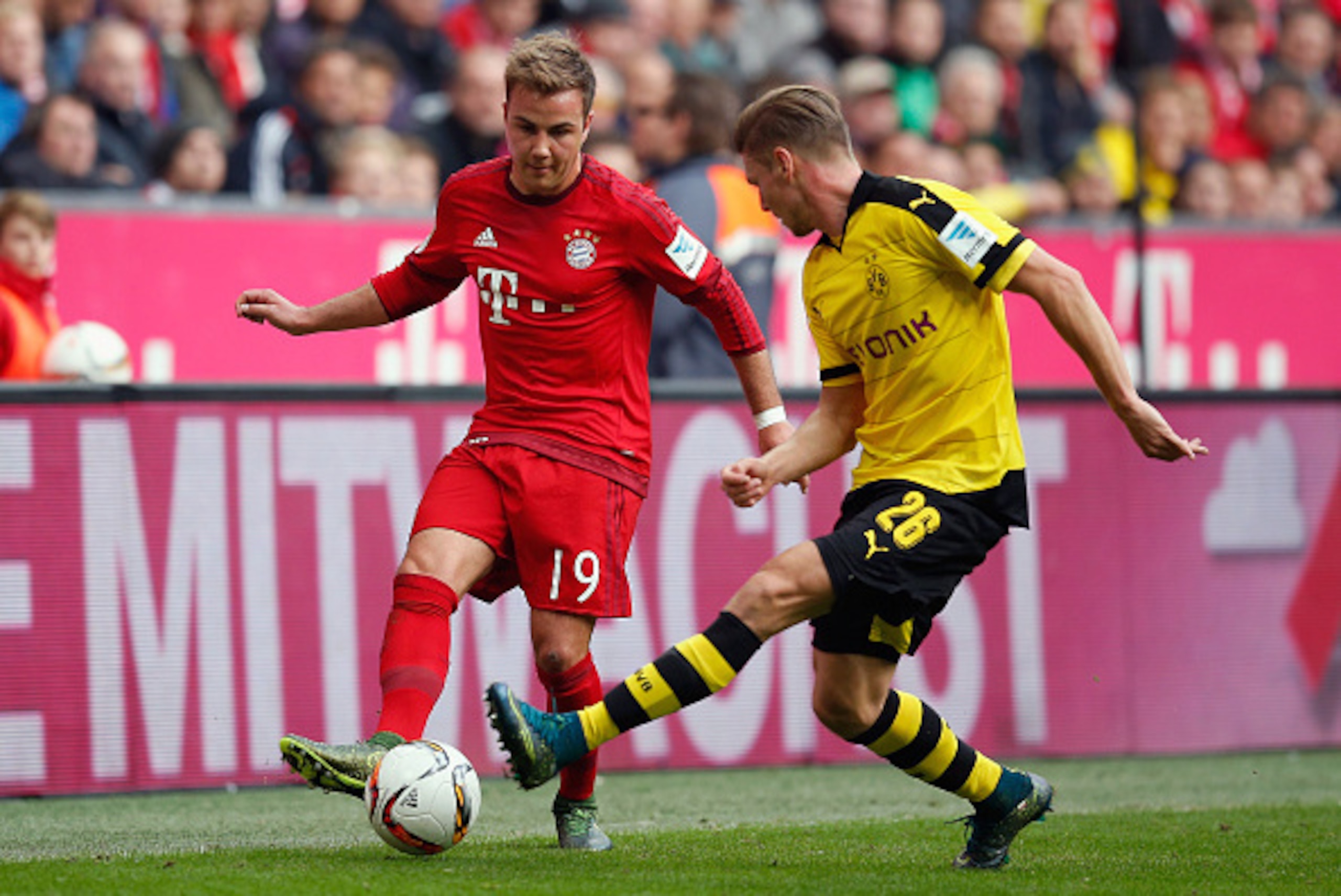 MUNICH, GERMANY - OCTOBER 04:  Lukasz Piszczek (R) of Borussia Dortmund challenges Mario Goetze of Bayern Muenchen during the Bundesliga match between FC Bayern Muenchen and Borussia Dortmund at Allianz Arena on October 4, 2015 in Munich, Germany.  (Photo