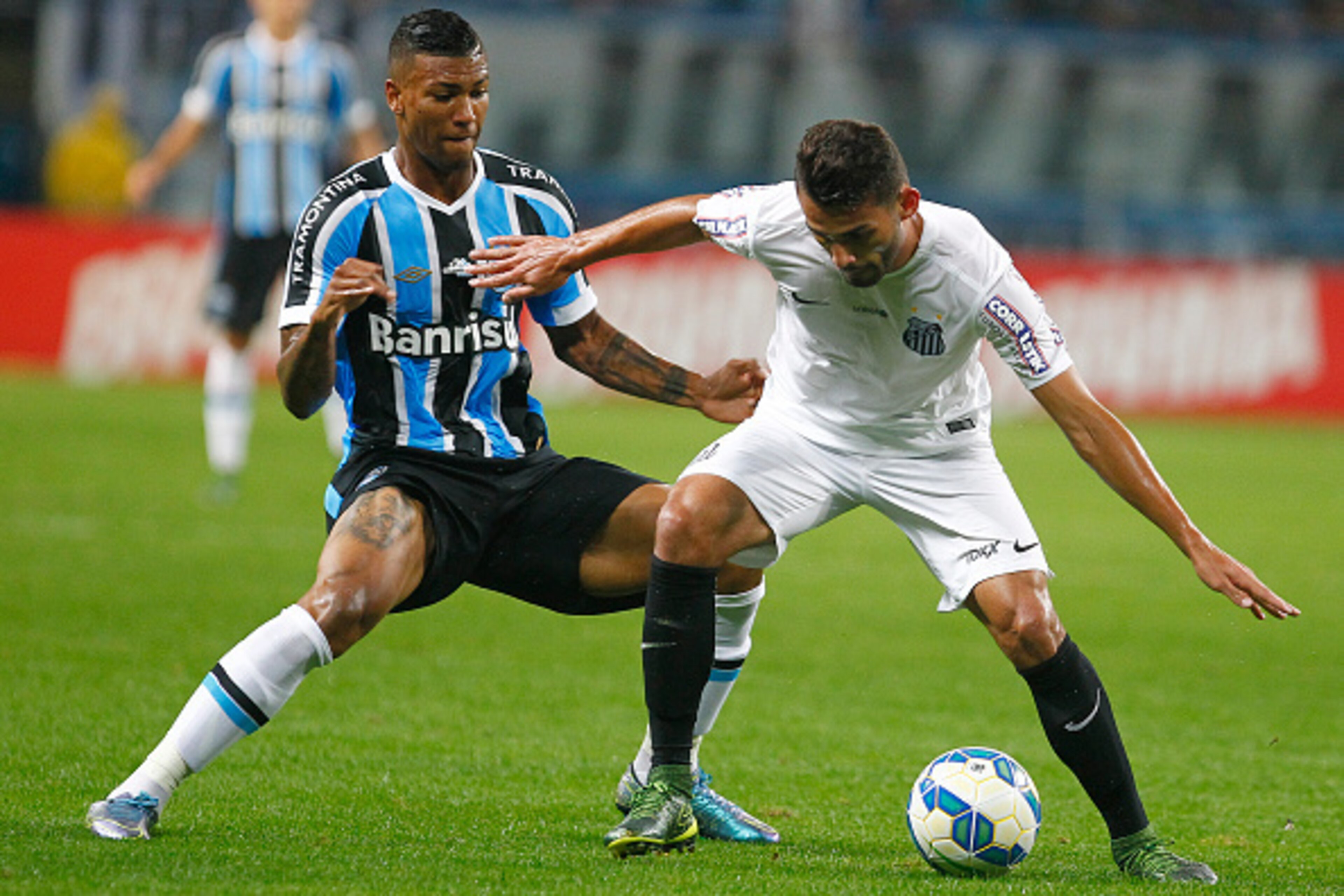 PORTO ALEGRE, BRAZIL - OCTOBER 15: Walace of Gremio battles for the ball against Thiago Maia of Santos during the match Gremio v Santos as part of Brasileirao Series A 2015, at Arena do Gremio on October 15, 2015 in Porto Alegre, Brazil. (Photo by Lucas U