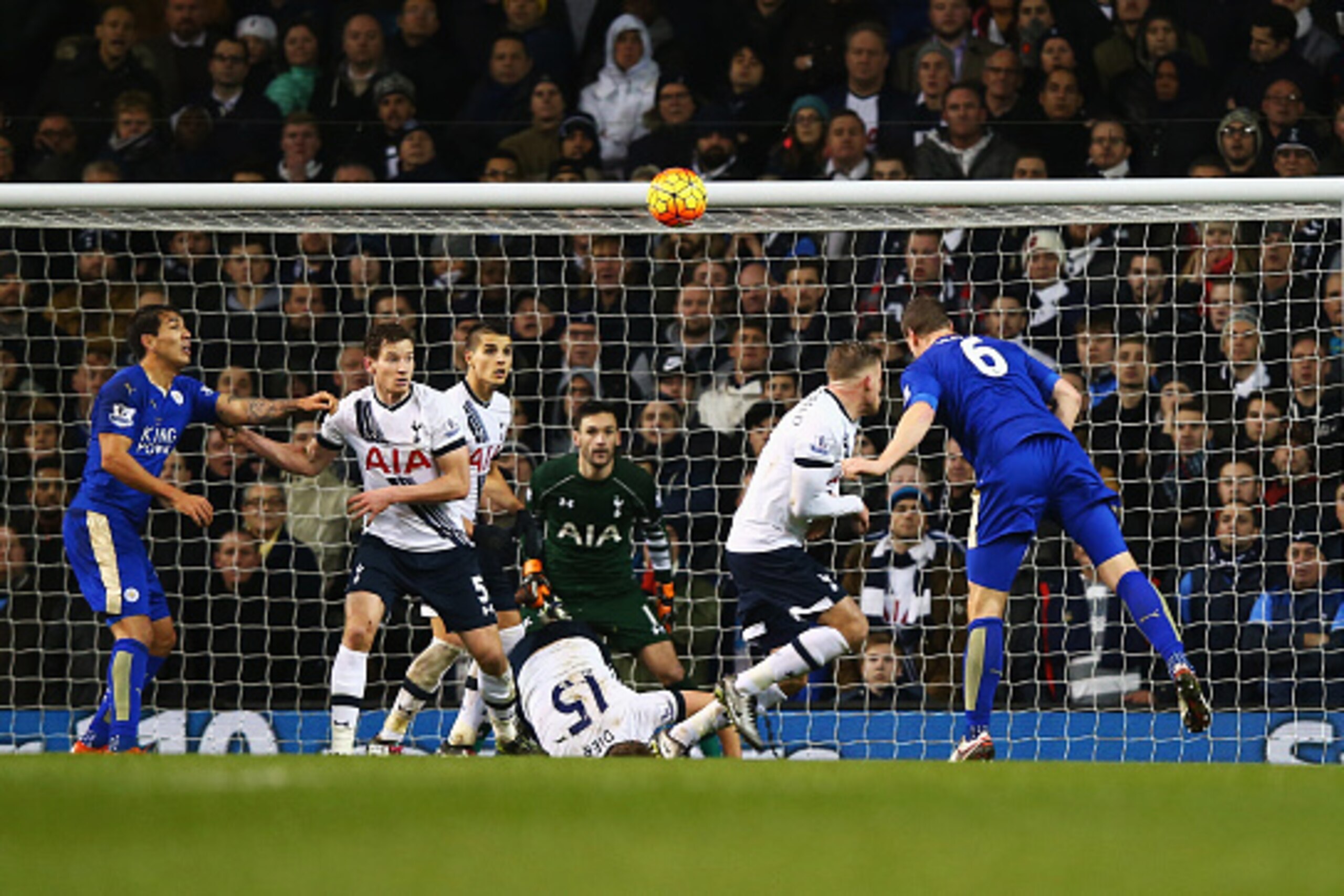 LONDON, ENGLAND - JANUARY 13:  Robert Huth (1st R) of Leicester City scores his team's first goal during the Barclays Premier League match between Tottenham Hotspur and Leicester City at White Hart Lane on January 13, 2016 in London, England.  (Photo by C