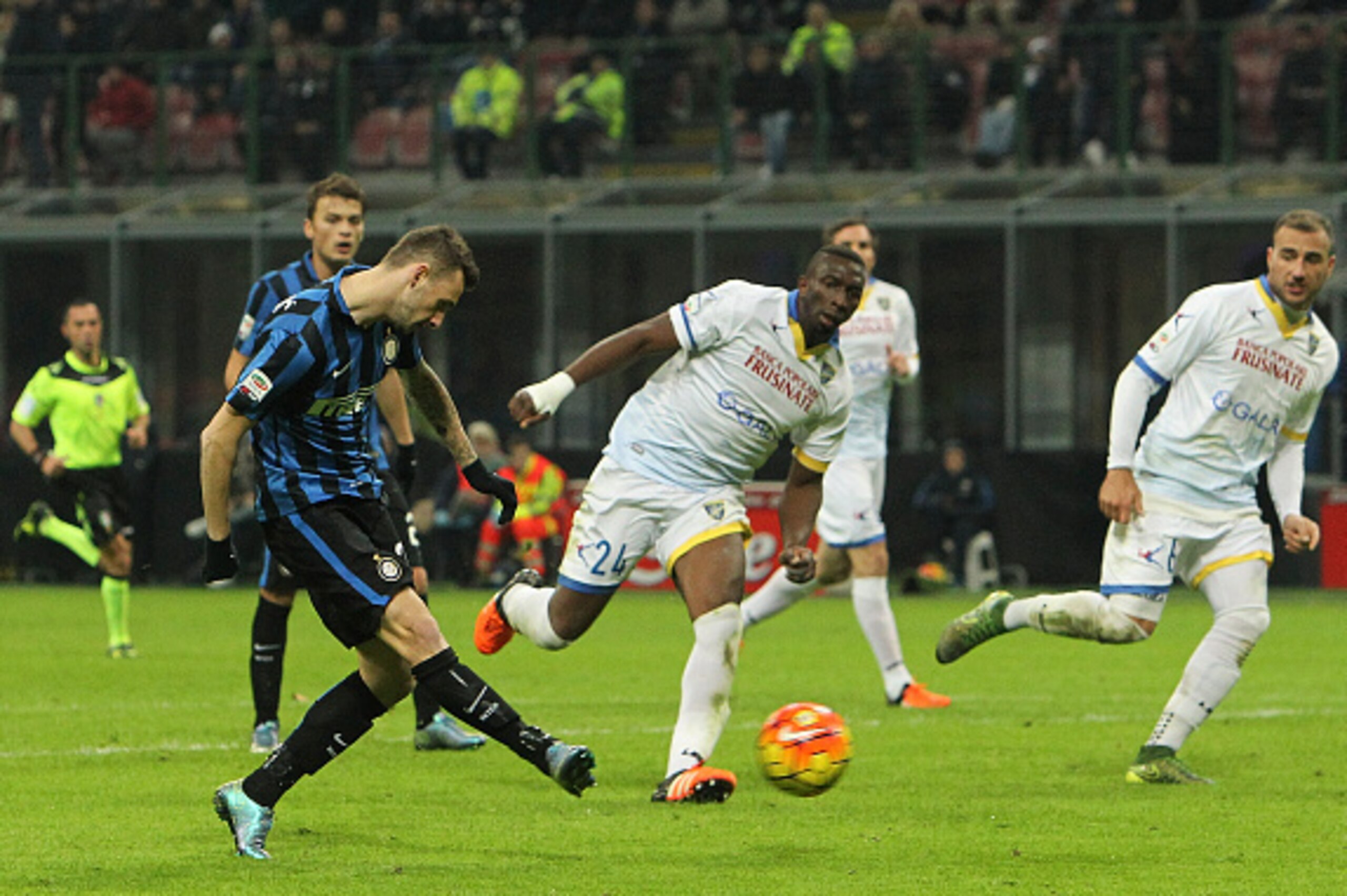 MILAN, ITALY - NOVEMBER 22:  Marcelo Brozovic (L) of FC Internazionale Milano scores his goal during the Serie A match between FC Internazionale Milano and Frosinone Calcio at Stadio Giuseppe Meazza on November 22, 2015 in Milan, Italy.  (Photo by Marco L