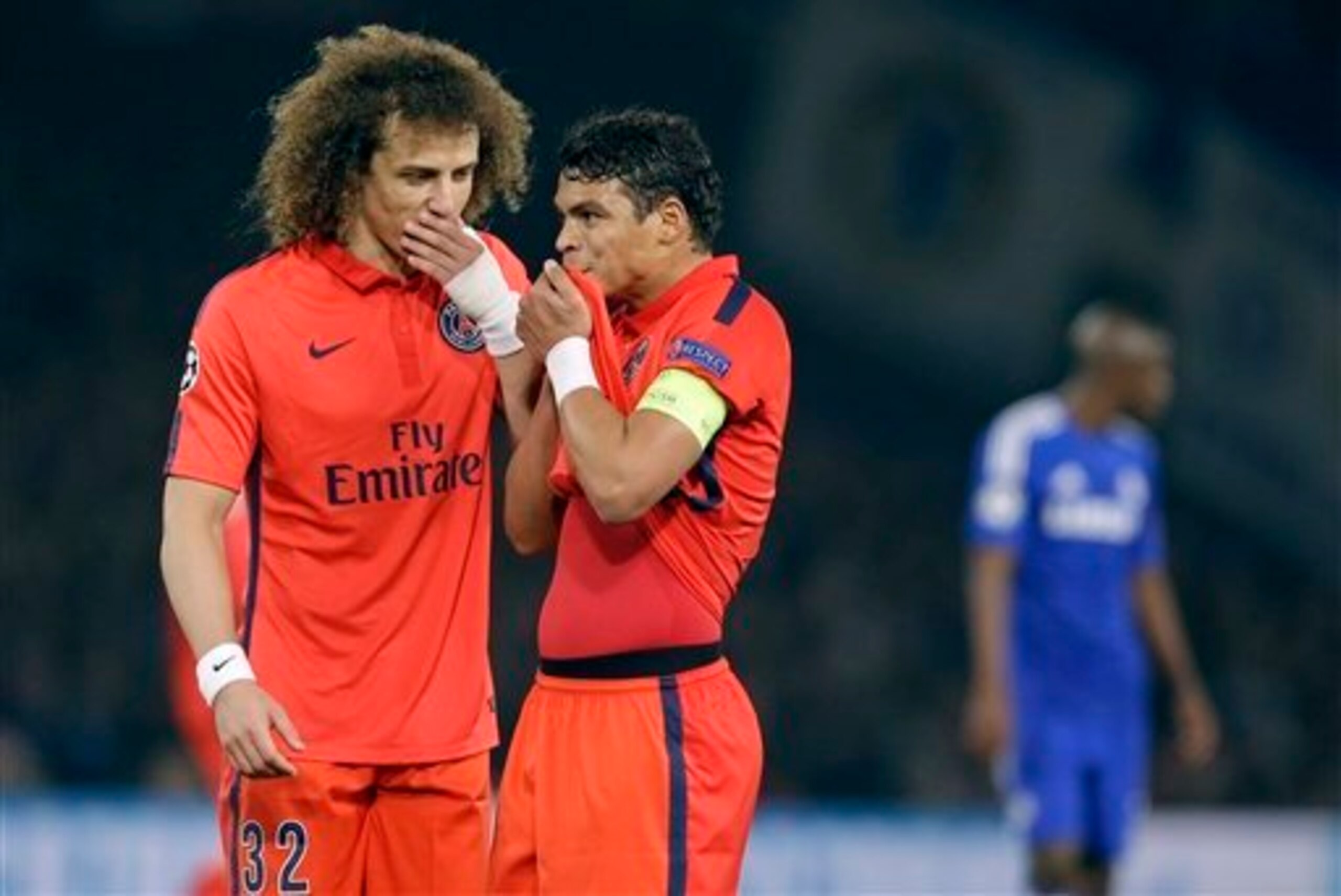 Marquinhos' path is currently blocked by Luiz and Silva.