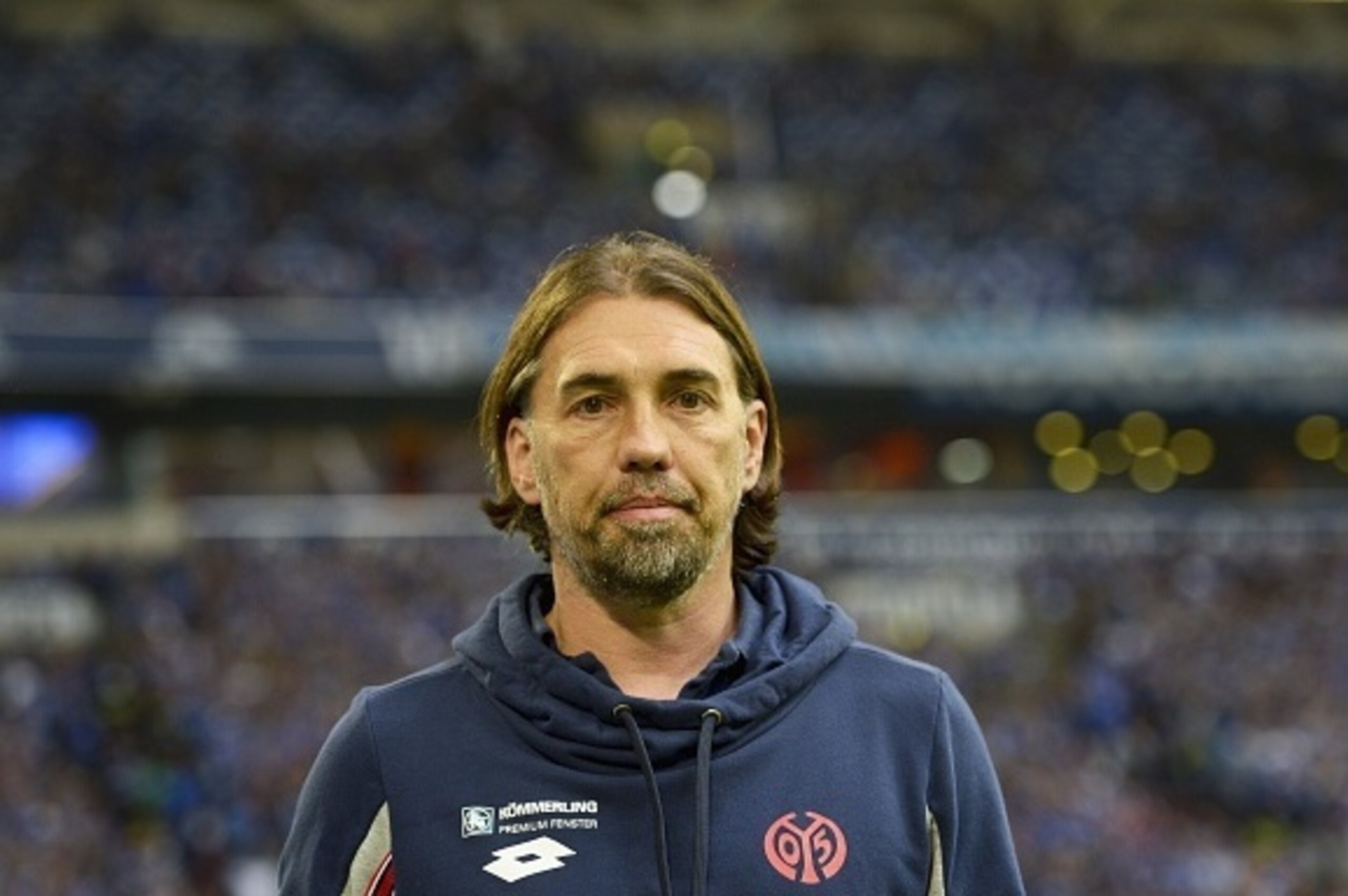 Mainz' Swiss head coach Martin Schmidt is pictured during the German first division Bundesliga football match FC Schalke 04 v 1 FSV Mainz 05, in Gelsenkirchen, on September 13, 2015.  AFP PHOTO / SASCHA SCHUERMANN  RESTRICTIONS: DURING MATCH TIME: DFL RUL