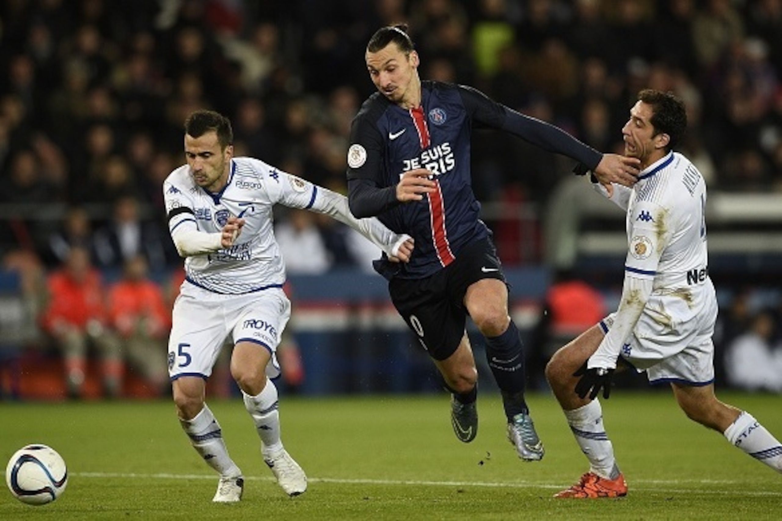 Paris Saint-Germain's Swedish forward Zlatan Ibrahimovic (C) challenge Troyes' French defender Matthieu Saunier (L) and Troyes' French midfielder Thomas Ayasse (R) during the French L1 football match between Paris Saint-Germain (PSG) and Troyes at the Par Paris Saint-Germain's Swedish forward Zlatan Ibrahimovic (C) challenge Troyes' French defender Matthieu Saunier (L) and Troyes' French midfielder Thomas Ayasse (R) during the French L1 football match between Paris Saint-Germain (PSG) and Troyes at the Par