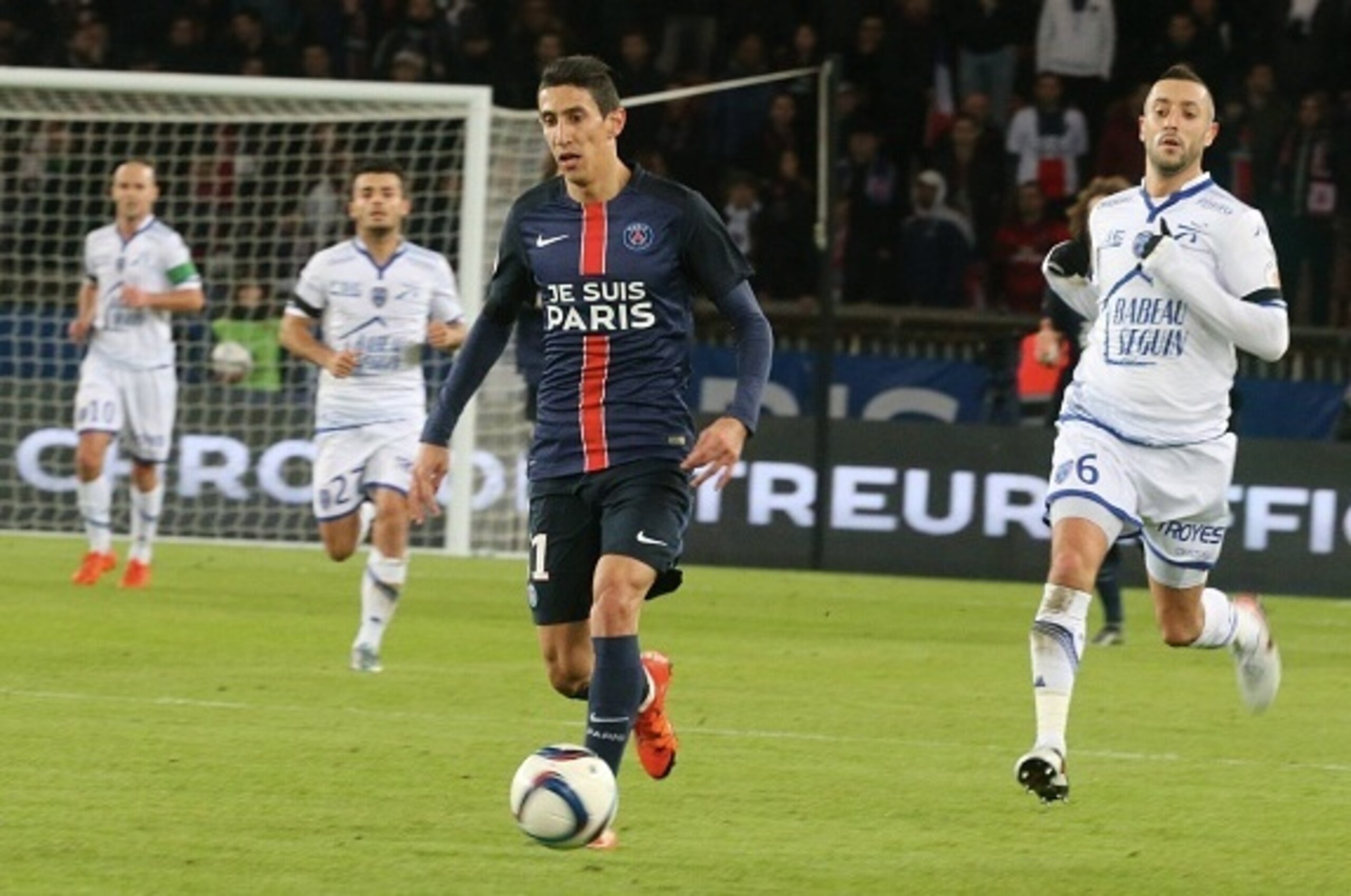 PARIS, FRANCE - NOVEMBER 28: Angel Di Maria of Paris Saint-Germain during the French Ligue 1 between Paris Saint-Germain and ESTAC Troyes at Parc Des Princes on november 28, 2015 in Paris, France. (Photo by Xavier Laine/Getty Images) PARIS, FRANCE - NOVEMBER 28: Angel Di Maria of Paris Saint-Germain during the French Ligue 1 between Paris Saint-Germain and ESTAC Troyes at Parc Des Princes on november 28, 2015 in Paris, France. (Photo by Xavier Laine/Getty Images)
