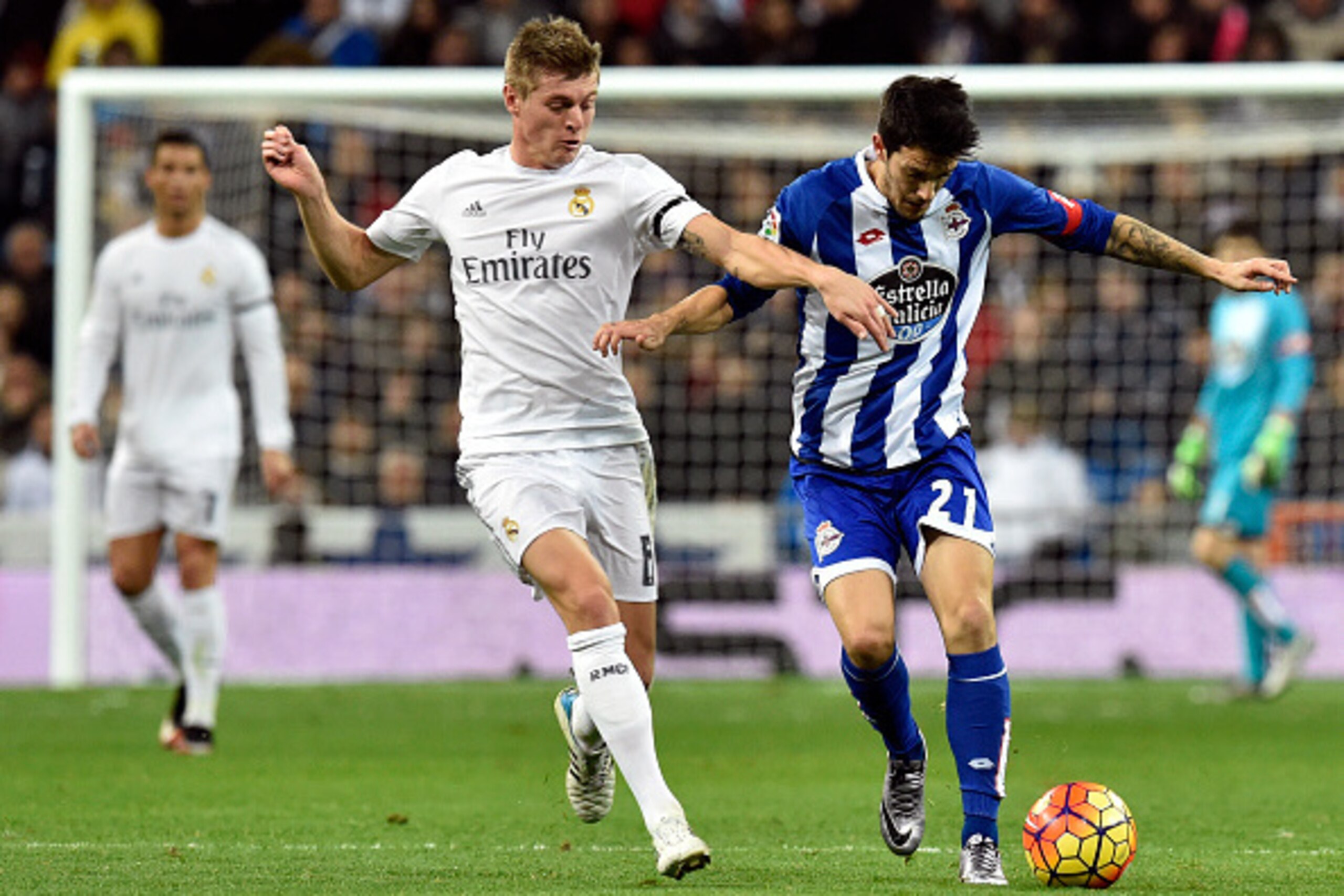 Real Madrid's German midfielder Toni Kroos (L) vies with Deportivo La Coruna's midfielder Luis Alberto during the Spanish league football match Real Madrid CF vs RC Deportivo La Coruna at the Santiago Bernabeu stadium in Madrid on January 9, 2016.  AFP PH