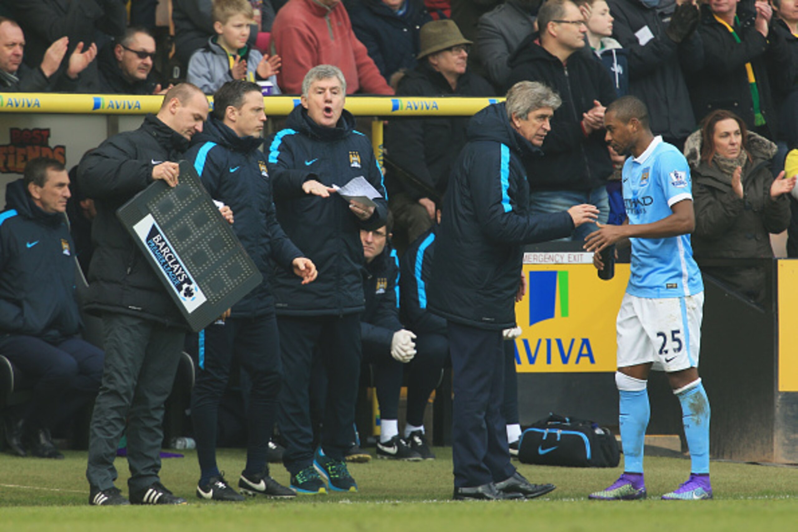 NORWICH, ENGLAND - MARCH 12: Manuel Pellegrini (2nd R), manager of Manchester City instructs his player Fernandinho (1st R) during the Barclays Premier League match between Norwich City and Manchester City at Carrow Road on March 12, 2016 in Norwich, Engl