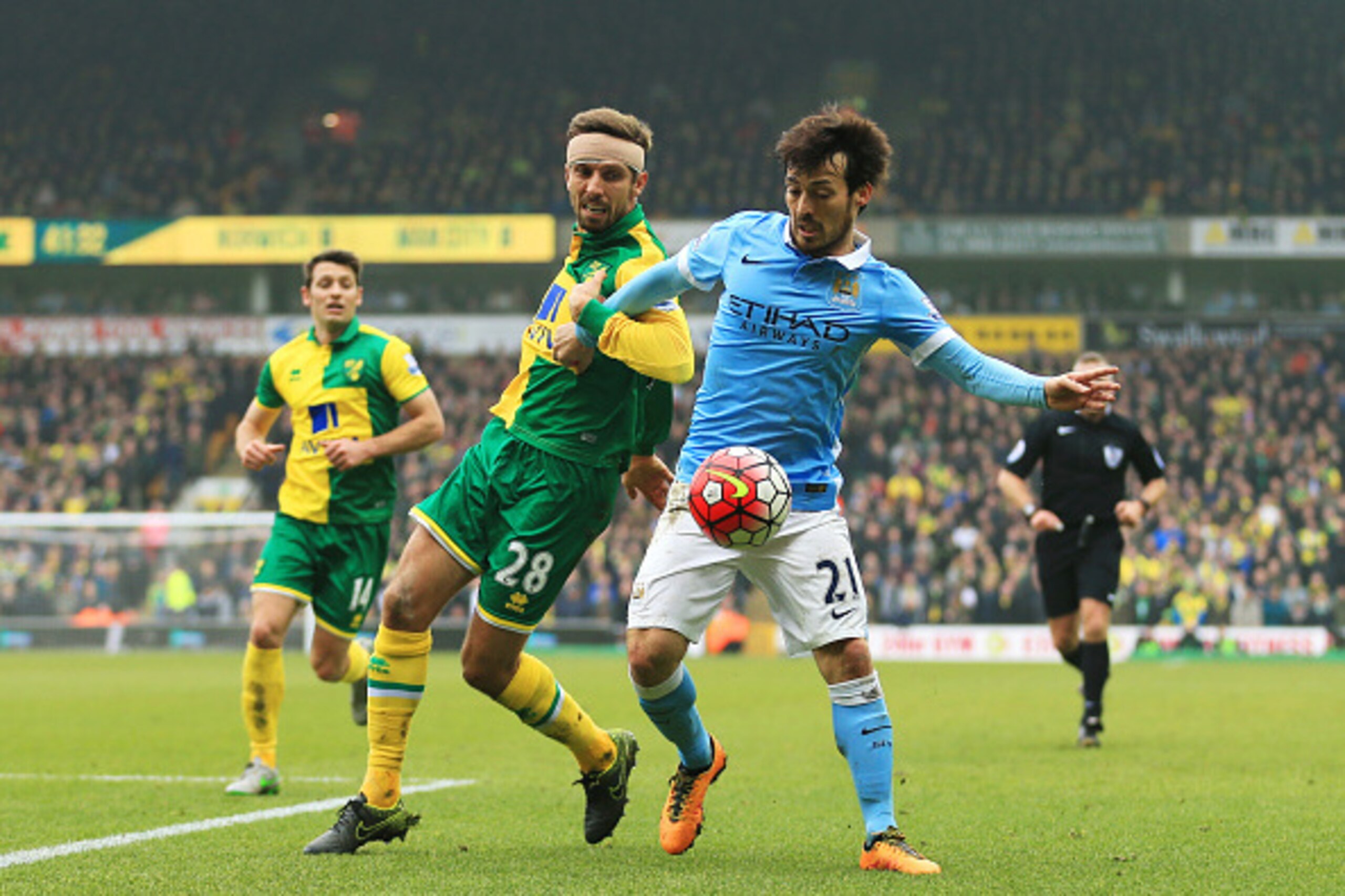 NORWICH, ENGLAND - MARCH 12:  David Silva of Manchester City and Gary O'Neil of Norwich City compete for the ball during the Barclays Premier League match between Norwich City and Manchester City at Carrow Road on March 12, 2016 in Norwich, England.  (Pho