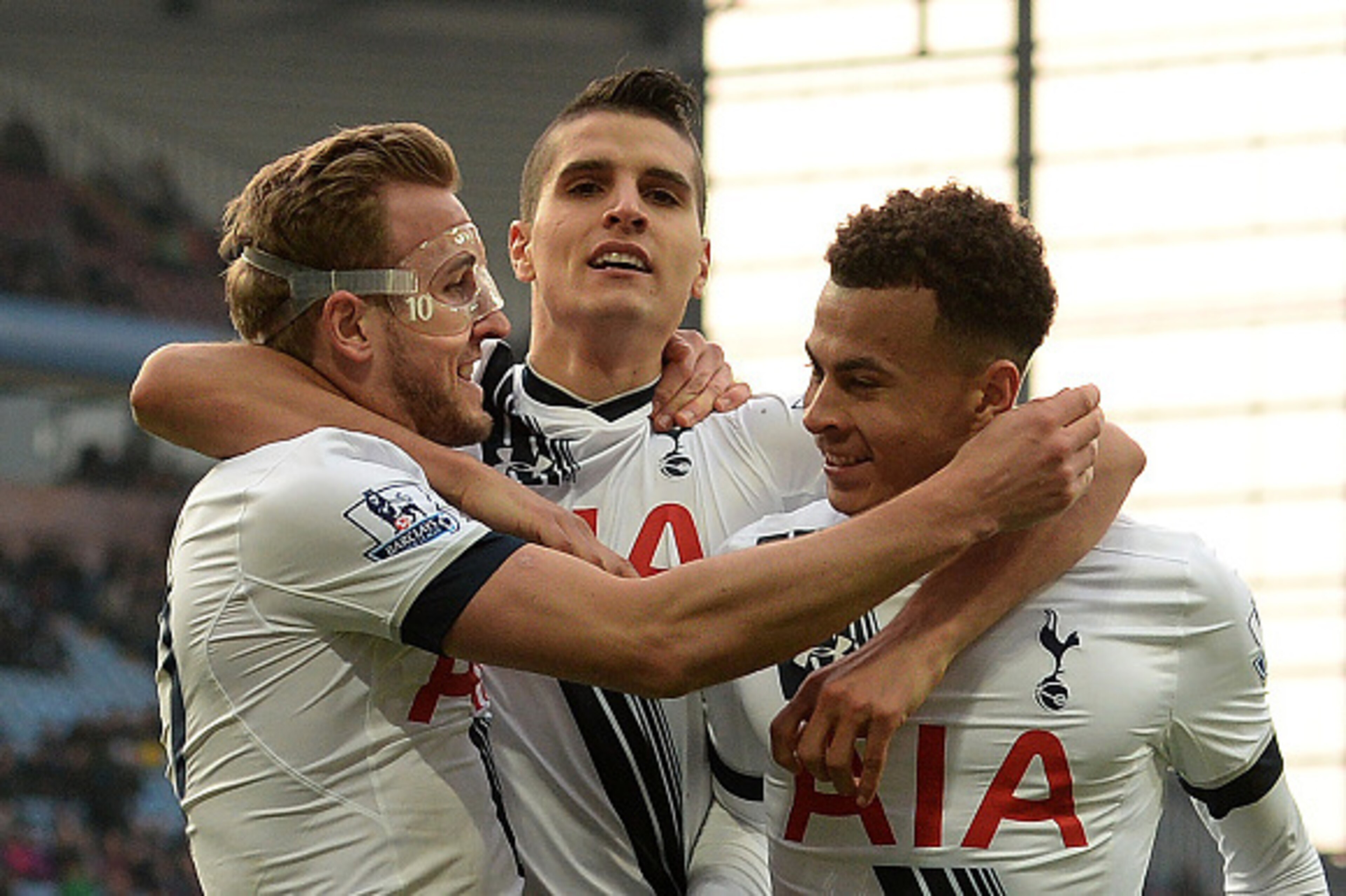 Tottenham Hotspur's English striker Harry Kane (L) celebrates scoring his team's second goal with Tottenham Hotspur's Argentinian midfielder Erik Lamela (C) and Tottenham Hotspur's English midfielder Dele Alli during the English Premier League football ma