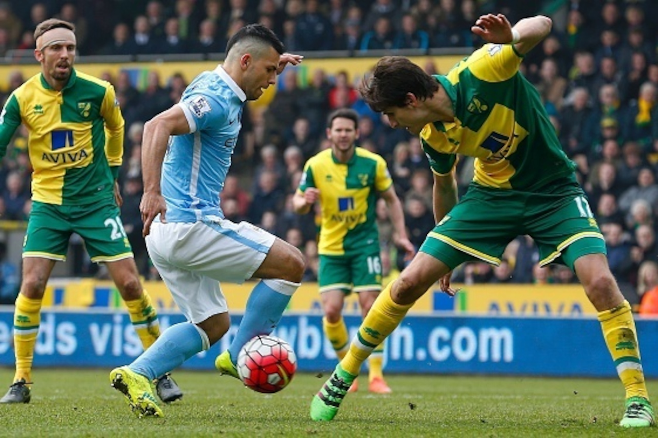 Manchester City's Argentinian striker Sergio Aguero (C) vies with Norwich City's English midfielder Gary O'Neil (L) and Norwich City's German defender Timm Klose during the English Premier League football match between Norwich City and Manchester City at 