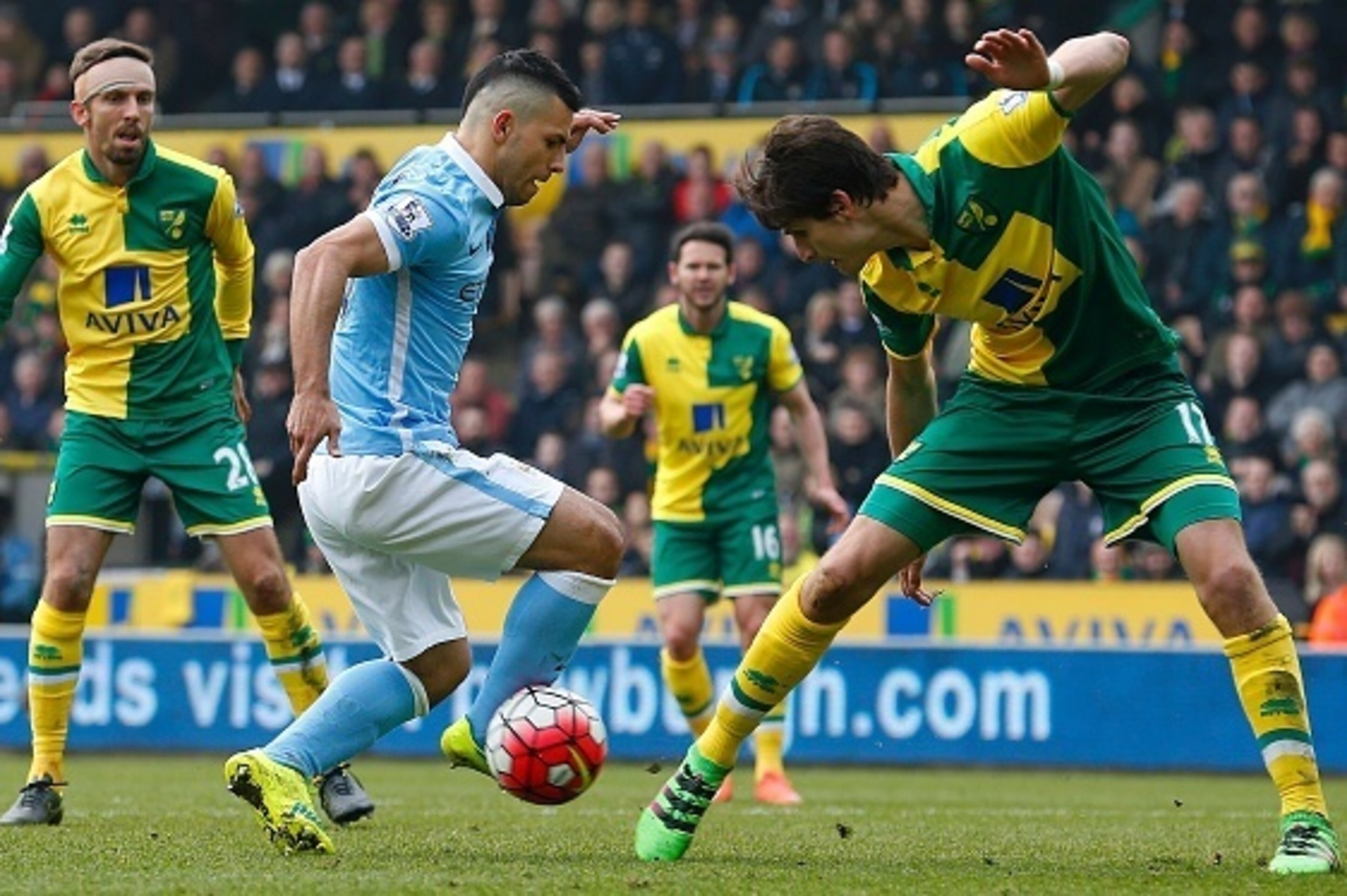 Manchester City's Argentinian striker Sergio Aguero (C) vies with Norwich City's English midfielder Gary O'Neil (L) and Norwich City's German defender Timm Klose during the English Premier League football match between Norwich City and Manchester City at 