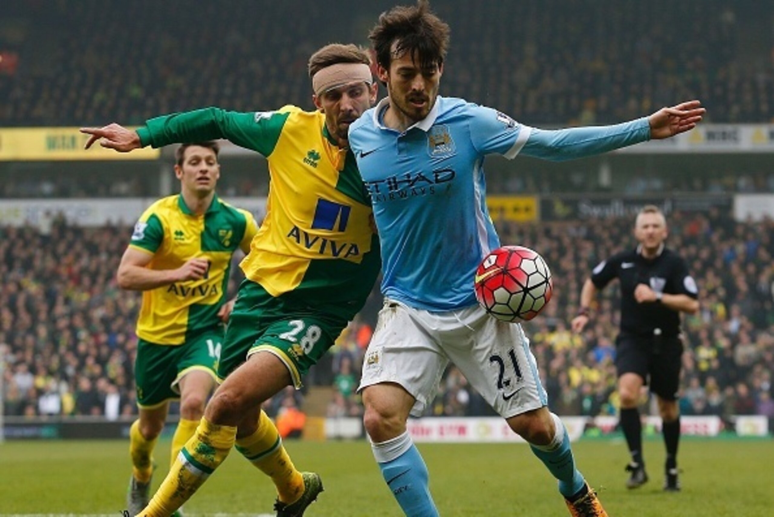 Norwich City's English midfielder Gary O'Neil (L) vies with Manchester City's Spanish midfielder David Silva during the English Premier League football match between Norwich City and Manchester City at Carrow Road in Norwich, eastern England, on March 12,