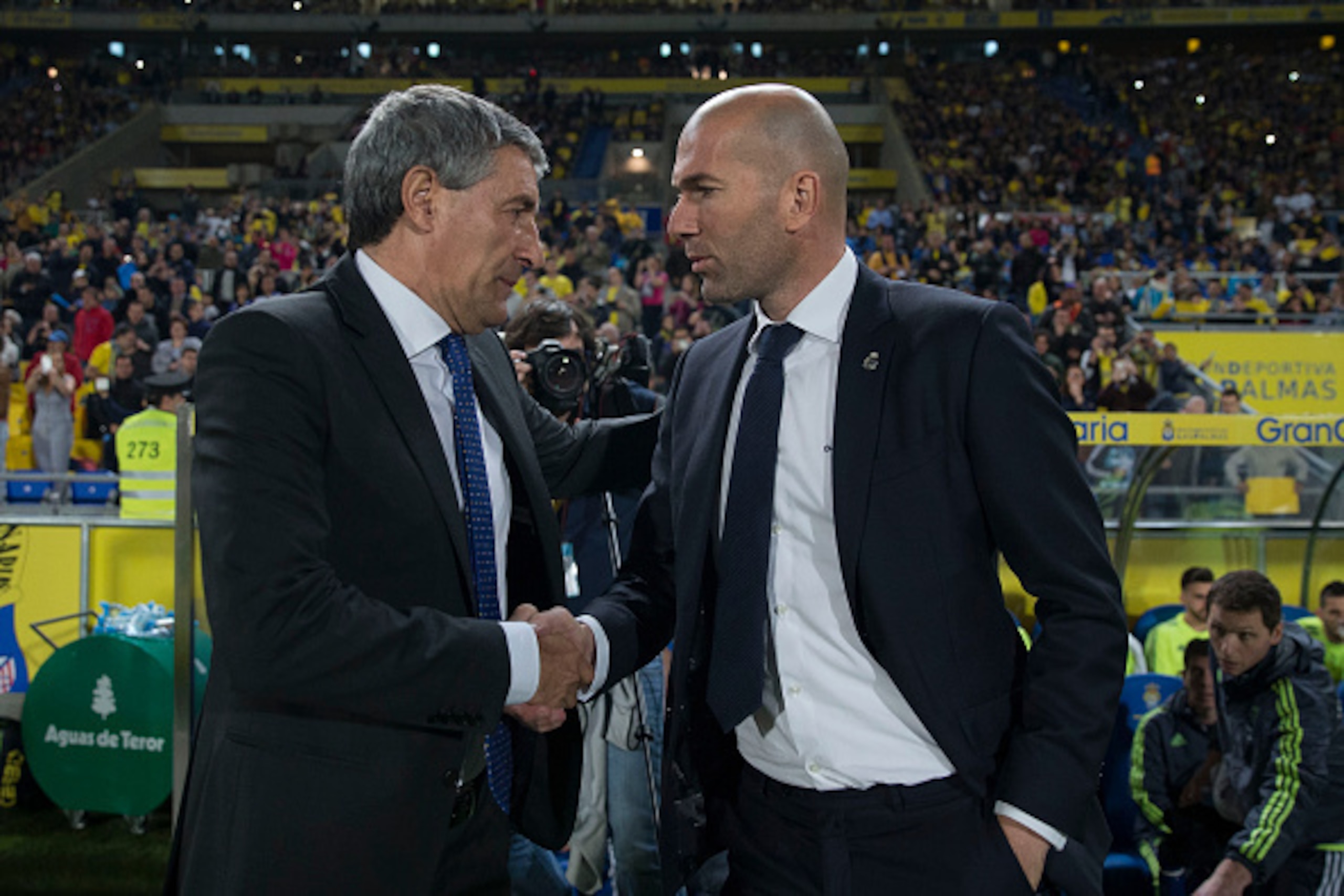 LAS PALMAS, SPAIN - MARCH 13: Headcoach Zinedine Zidane (R) of Real Madrid CF shakes hands with Quique Setien (L) of UD Las Palmas during the La Liga match between UD Las Palmas and Real Madrid CF at Estadio de Gran Canaria on March 13, 2016 in Las Palmas
