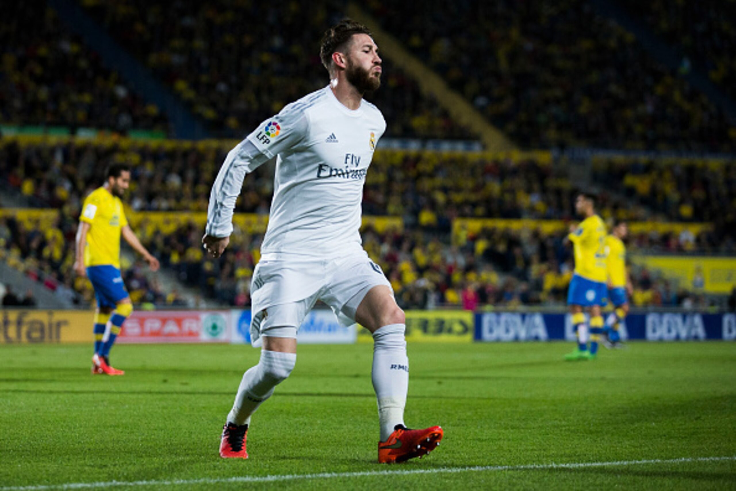 LAS PALMAS, SPAIN - MARCH 13:  Sergio Ramos of Real Madrid CF celebrates scoring their opening goal during the La Liga match between UD Las Palmas and Real Madrid CF at Estadio de Gran Canaria on March 13, 2016 in Las Palmas, Spain.  (Photo by Gonzalo Arr