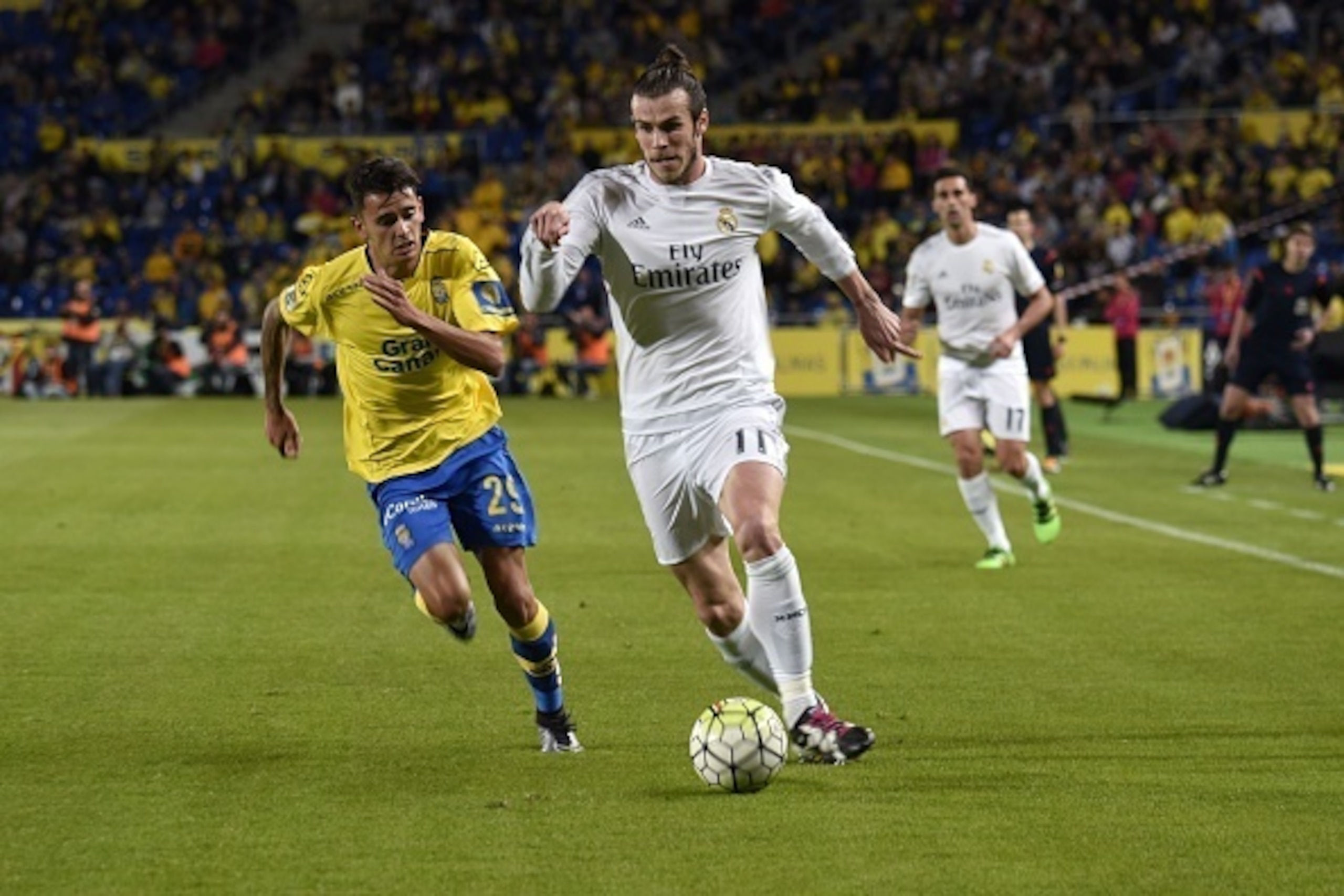 Real Madrid's Welsh forward Gareth Bale (R) vies with Las Palmas' midfielder Juan Carlos Valeron during the Spanish league football match UD Las Palmas vs Real Madrid CF at the Gran Canaria stadium in Las Palmas de Gran Canaria on March 13, 2016. / AFP / 