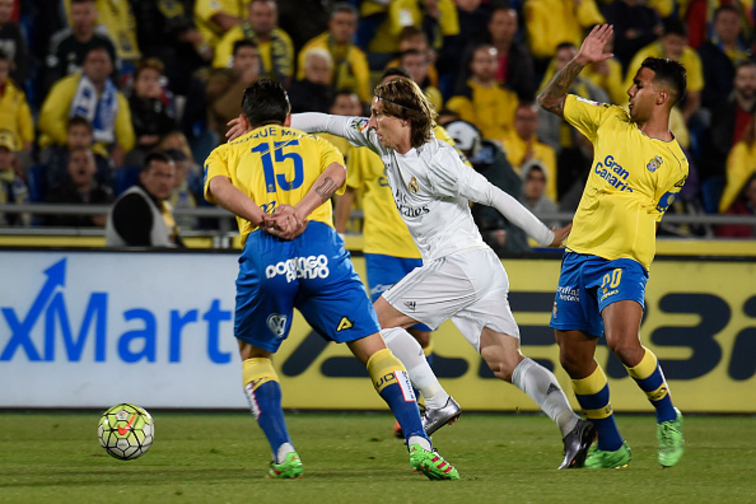 Real Madrid's Croatian midfielder Luka Modric (C) vies Las Palmas' midfielder Roque Mesa Quevedo (L) and Las Palmas' forward Jonathan Vieraduring the Spanish league football match UD Las Palmas vs Real Madrid CF at the Gran Canaria stadium in Las Palmas d