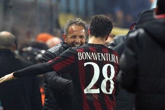 FROSINONE, ITALY - DECEMBER 20:  Giacomo Bonaventura and Sinisa Mihajlovic of Milan celebrates during the Serie A match between Frosinone Calcio and AC Milan at Stadio Matusa on December 20, 2015 in Frosinone, Italy.  (Photo by Maurizio Lagana/Getty Image