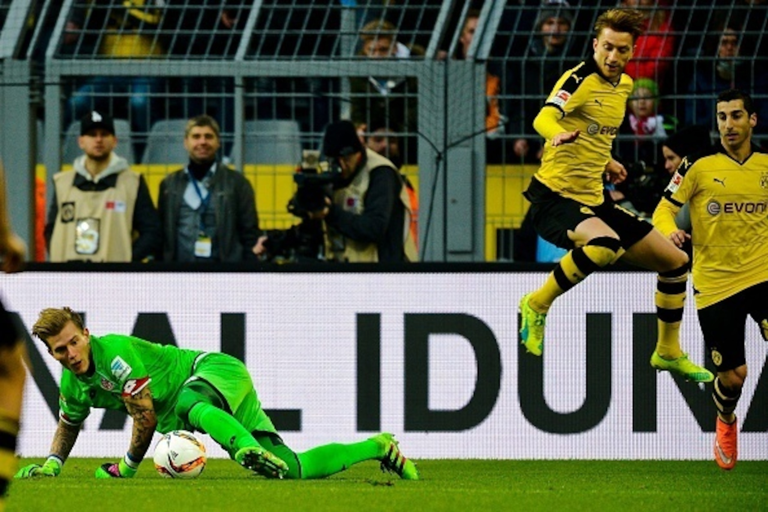 Dortmund's striker Marco Reus fails to score past Mainz' goalkeeper Loris Karius during the German first division Bundesliga football match Borussia Dortmund v 1 FSV Mainz 05 in Dortmund, on March 13, 2016. / AFP / Sascha SCHUERMANN / RESTRICTIONS: DURING Dortmund's striker Marco Reus fails to score past Mainz' goalkeeper Loris Karius during the German first division Bundesliga football match Borussia Dortmund v 1 FSV Mainz 05 in Dortmund, on March 13, 2016. / AFP / Sascha SCHUERMANN / RESTRICTIONS: DURING