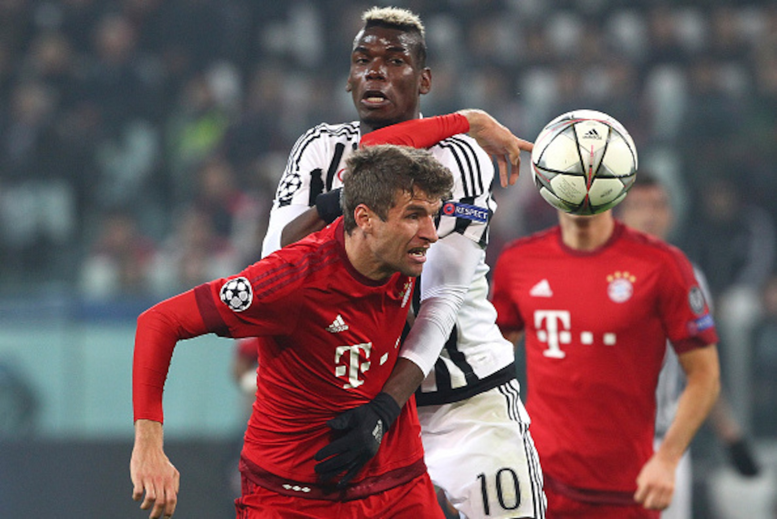 TURIN, ITALY - FEBRUARY 23:  Thomas Muller of FC Bayern Muenchen competes for the ball with Paul Pogba (back) of Juventus FC during the UEFA Champions League Round of 16 first leg match between Juventus and FC Bayern Muenchen at Juventus Arena on February